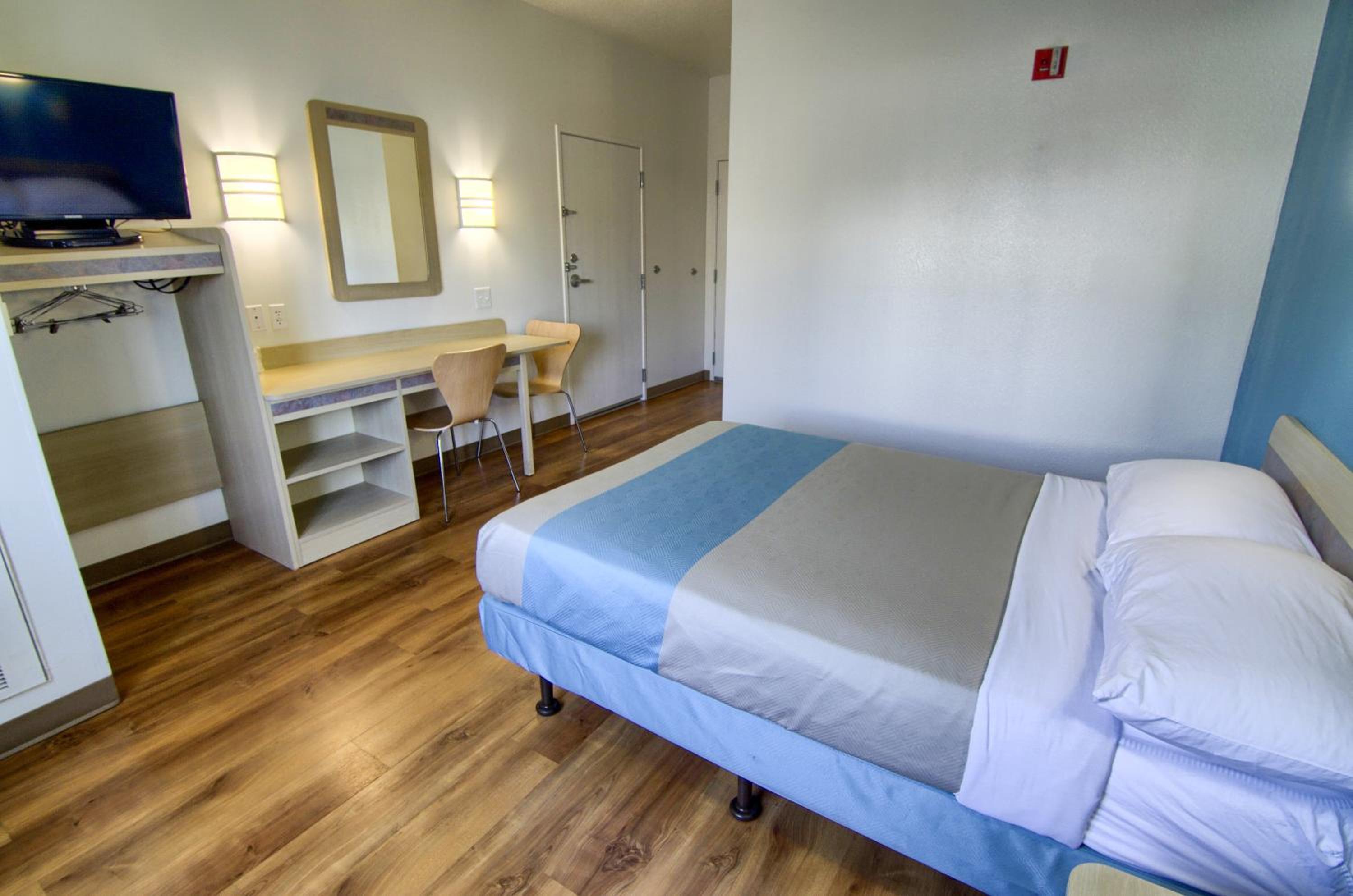Queen Room - Disability Access - Roll in Shower photo 1
