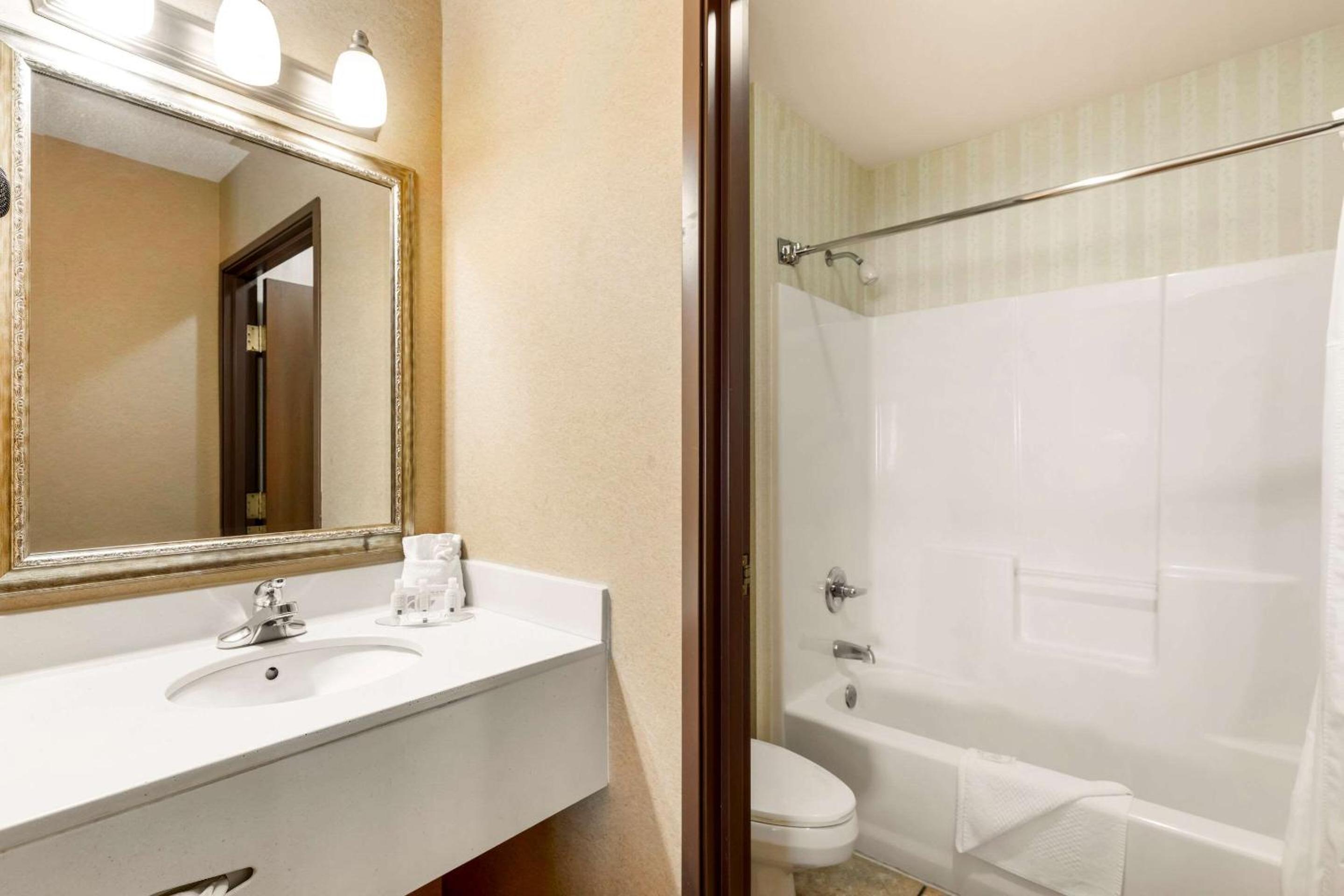 Standard Queen Room with Two Queen Beds - Non Smoking  - Photo 7