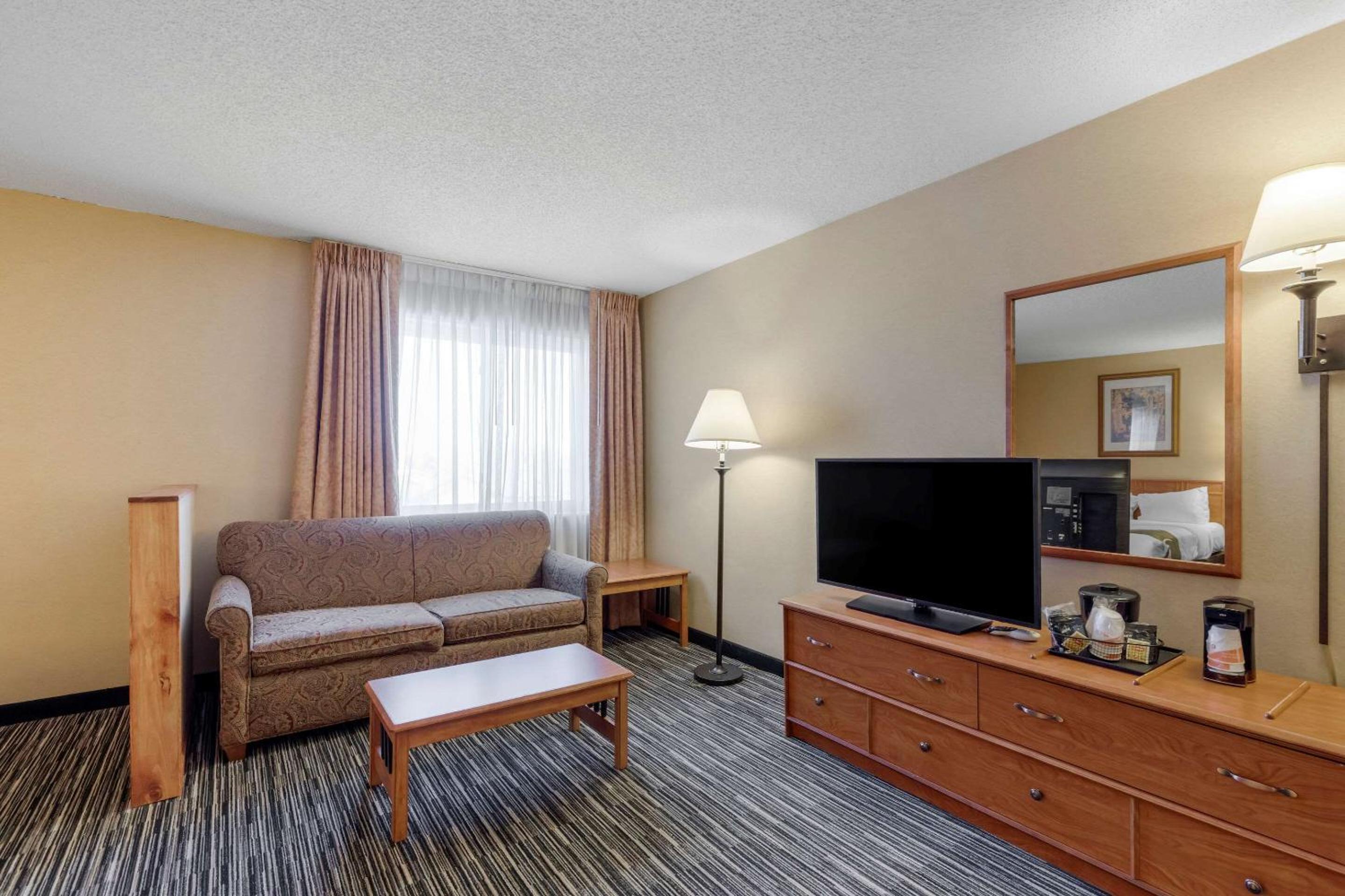 Queen Suite - Non Smoking - Photo 3