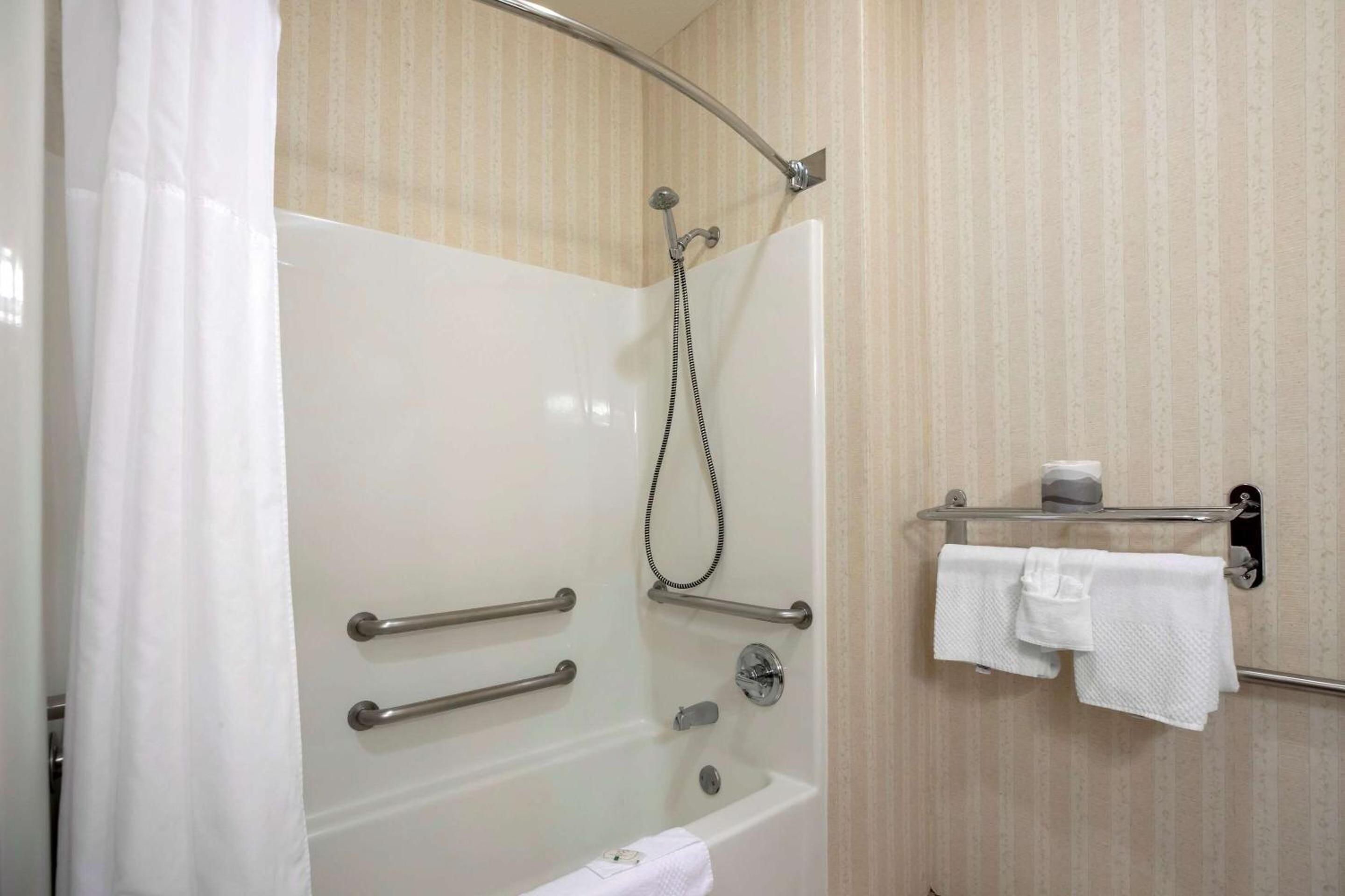 Queen Room with Two Queen Beds - Accessible/Non Smoking - Photo 5