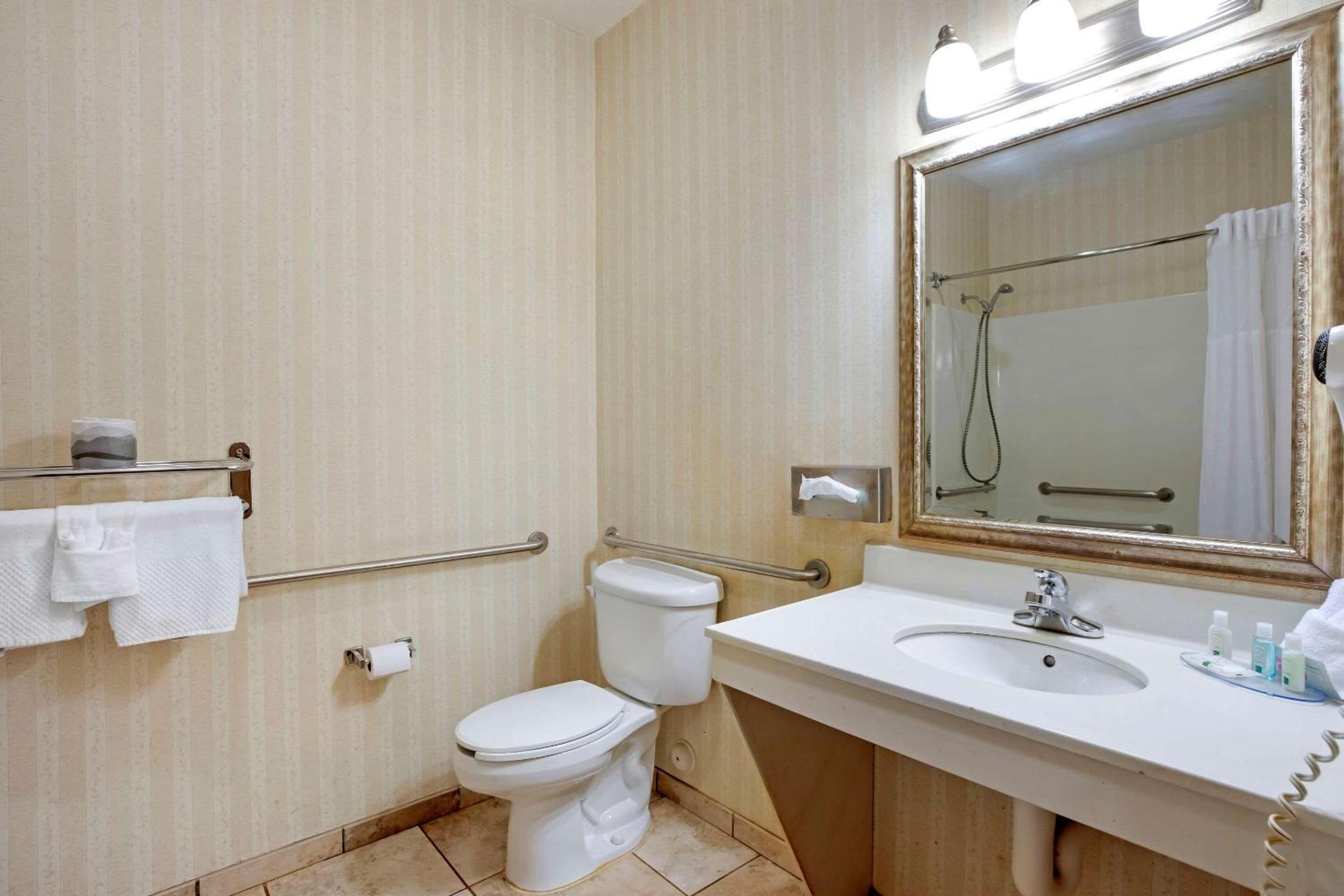Queen Room with Two Queen Beds - Accessible/Non Smoking - Photo 3