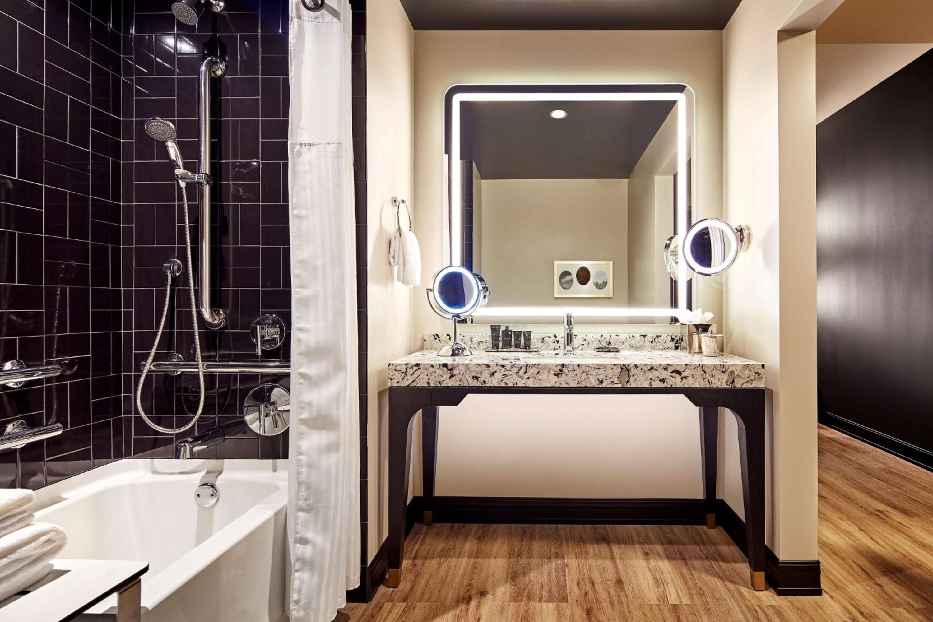 King Room with Accessible Tub - Disability Access - Photo 2