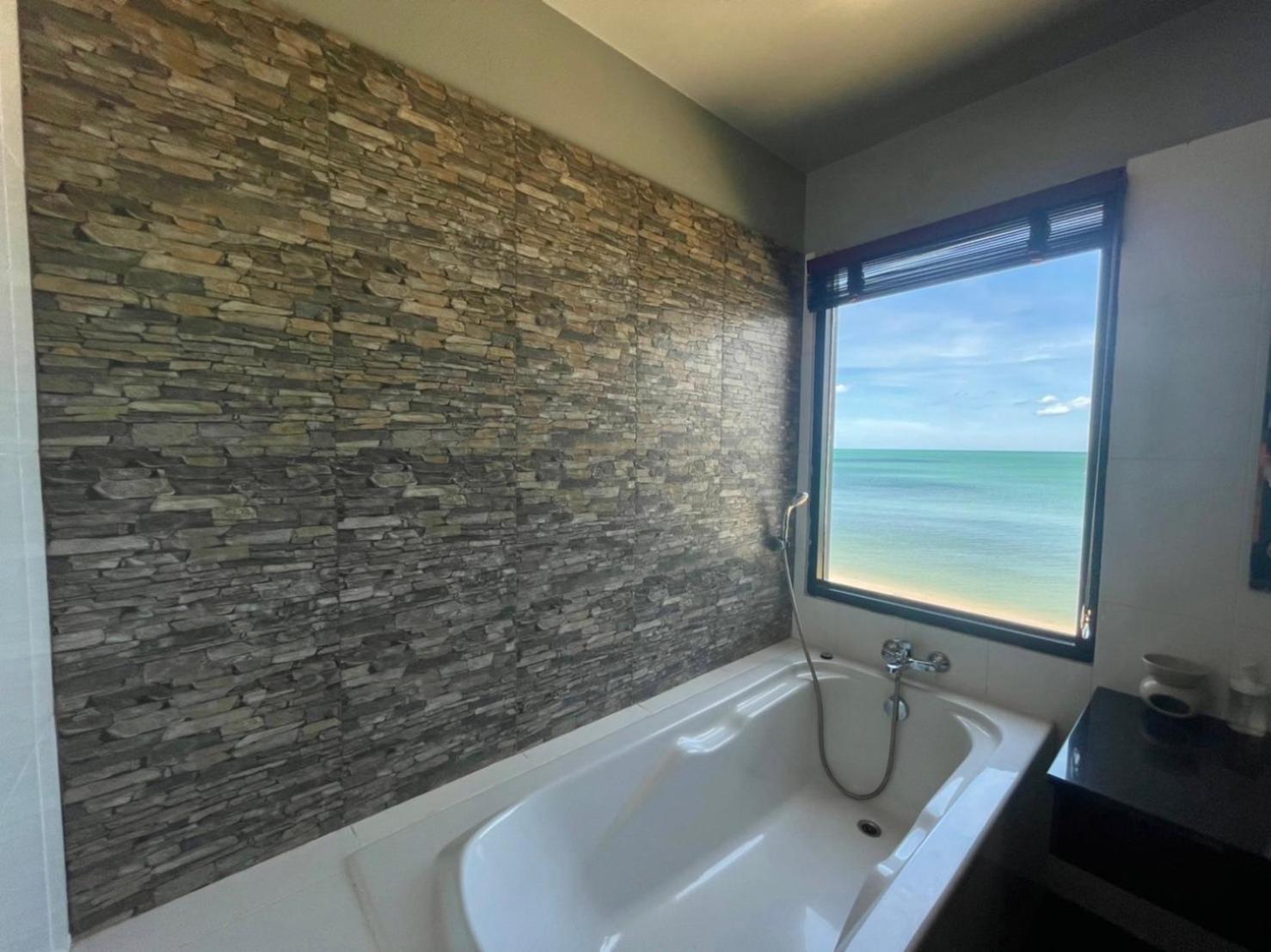 Deluxe Twin Room with Sea View photo 2