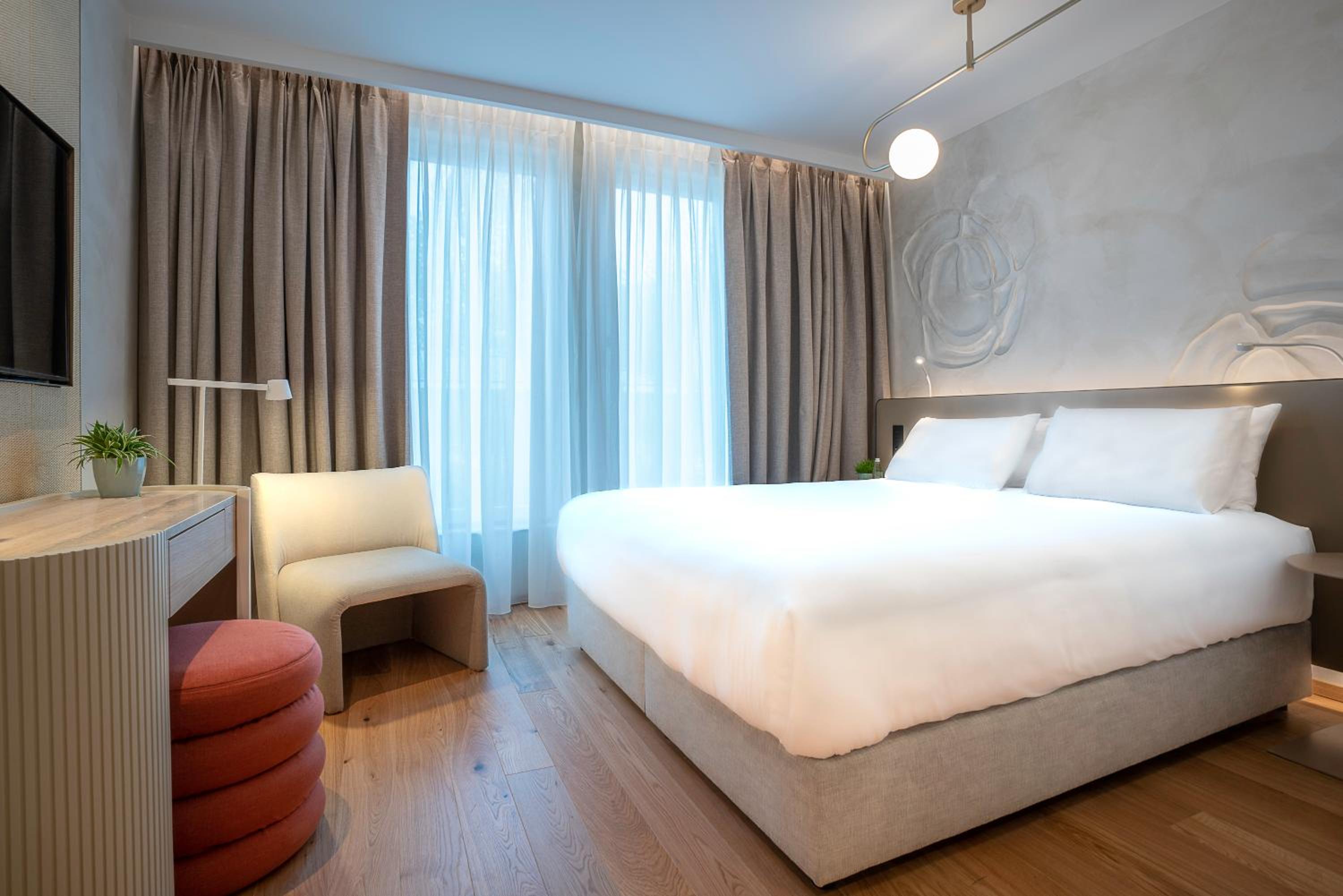 Deluxe king bed room - Photo 2