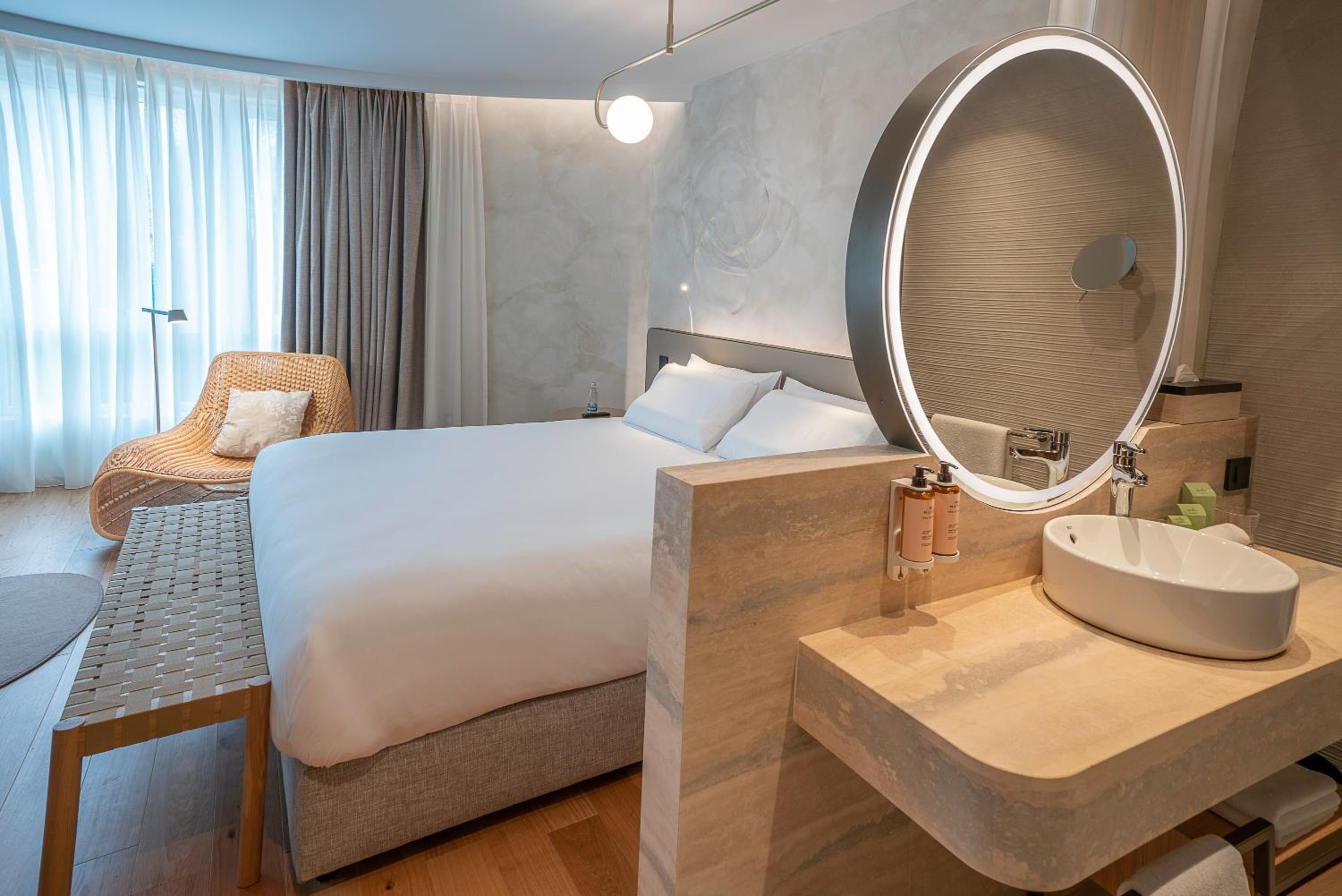 Deluxe king bed room - Photo 1