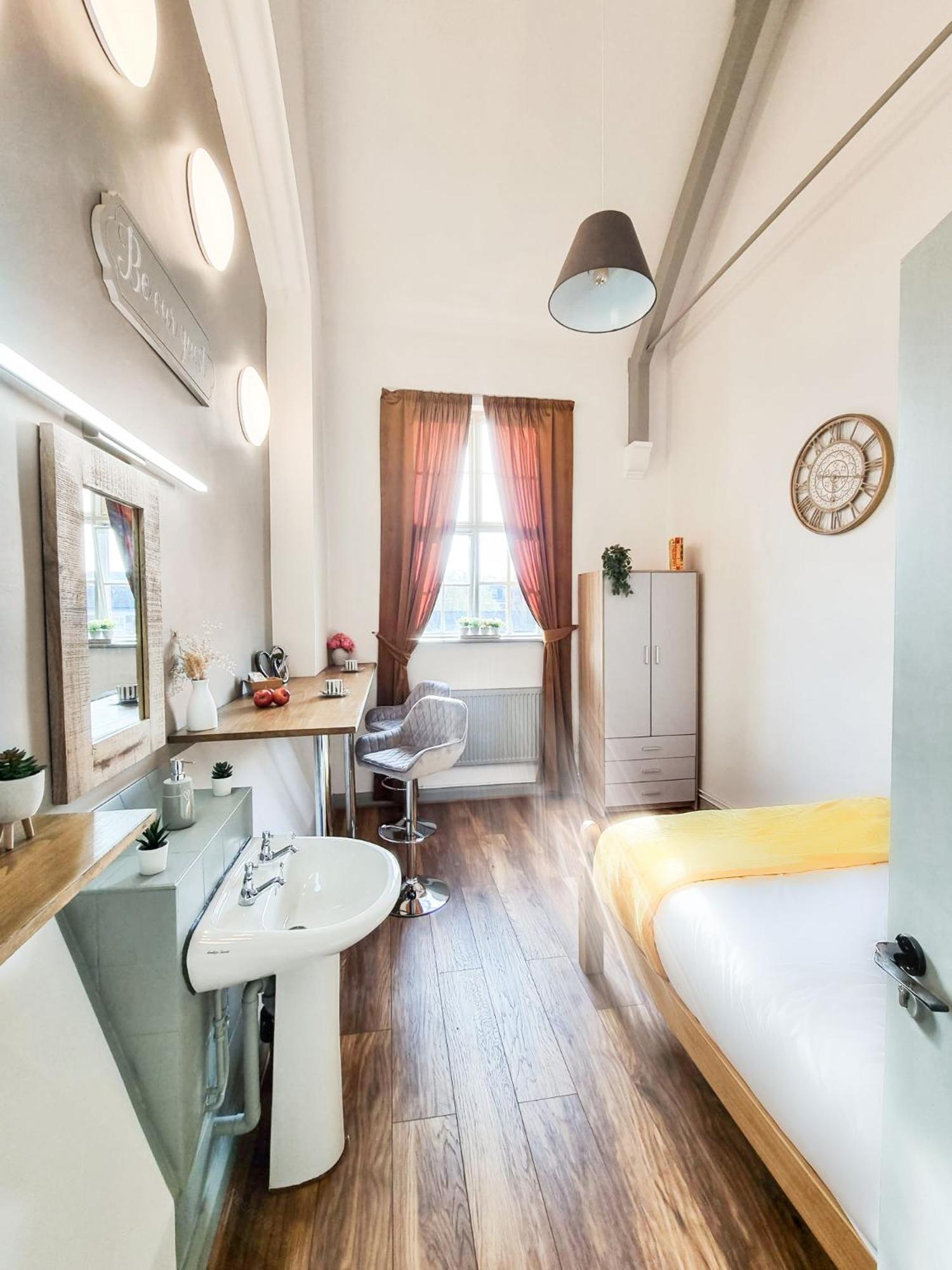 Small Double Room - Photo 9
