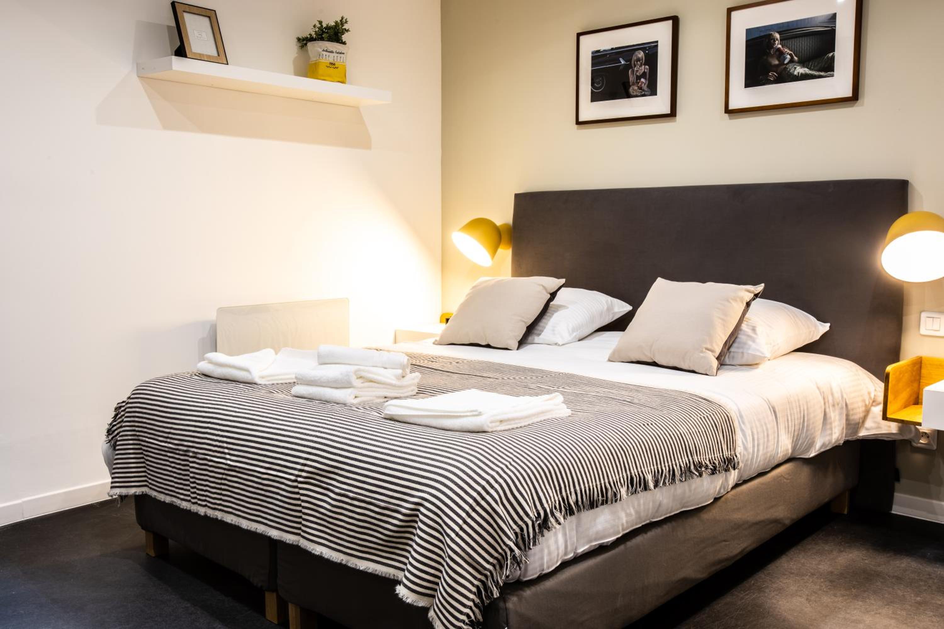 One-Bedroom Apartment - Photo 2