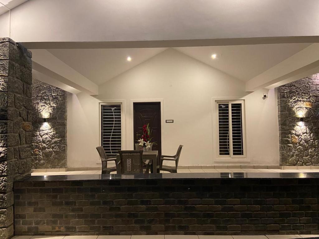 Superior Family Room photo 1
