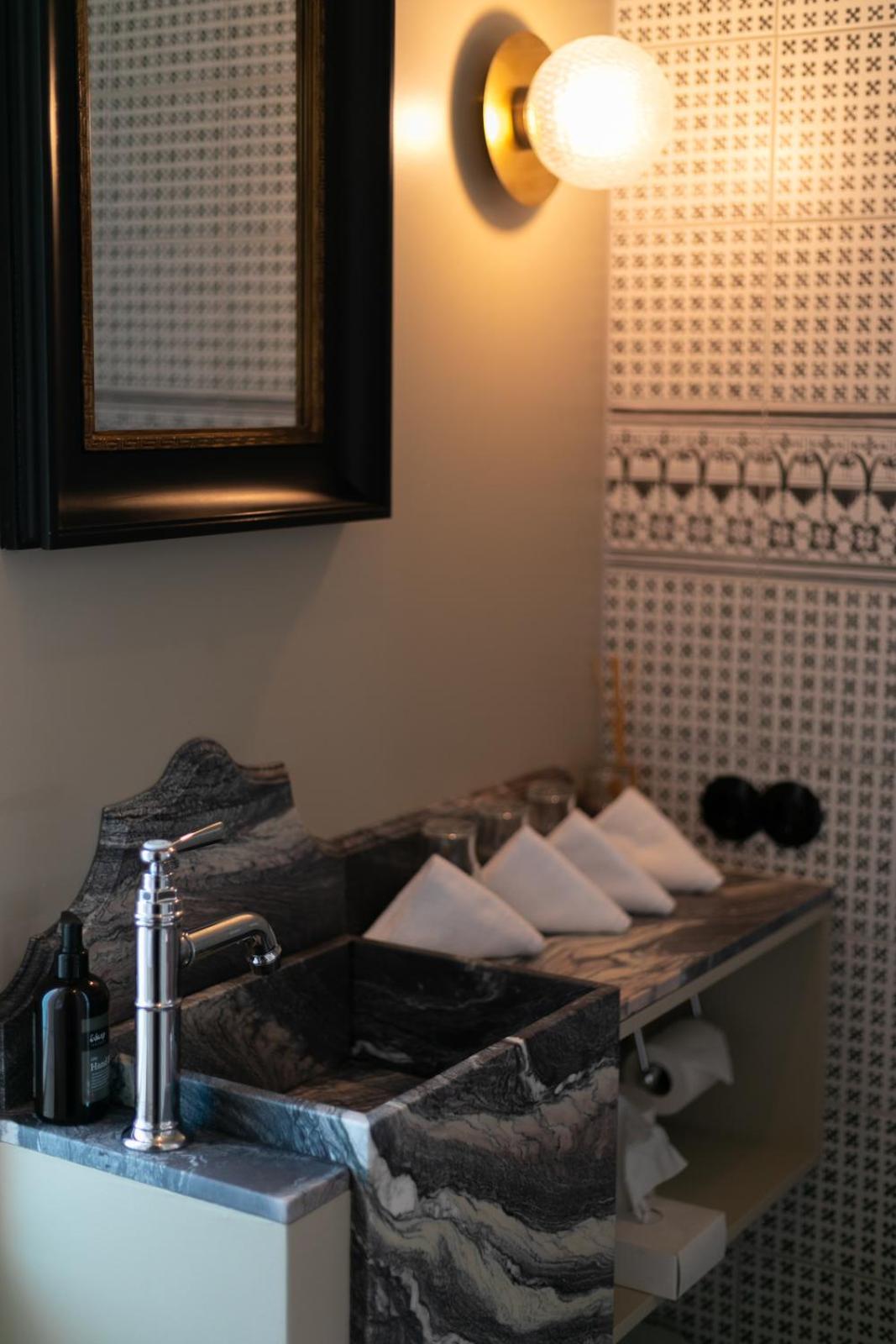Deluxe Double Room - Photo 13