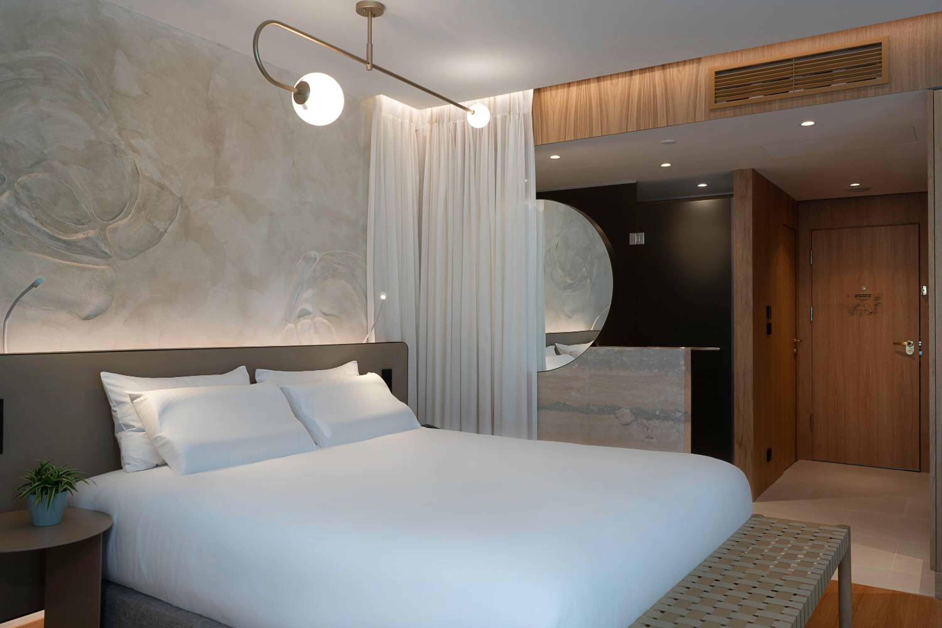 Deluxe king bed room - Photo 4