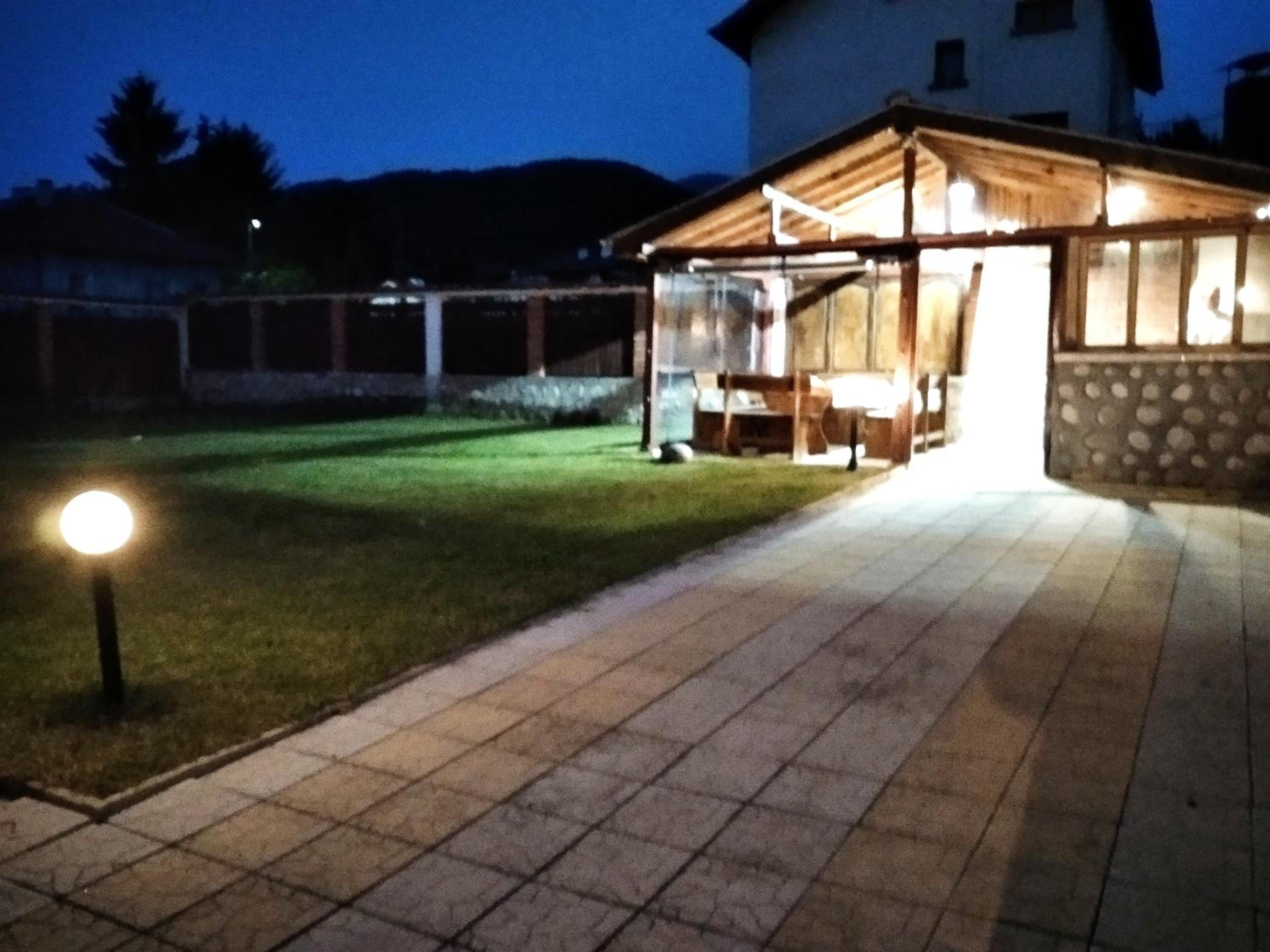 Five-Bedroom House photo 3