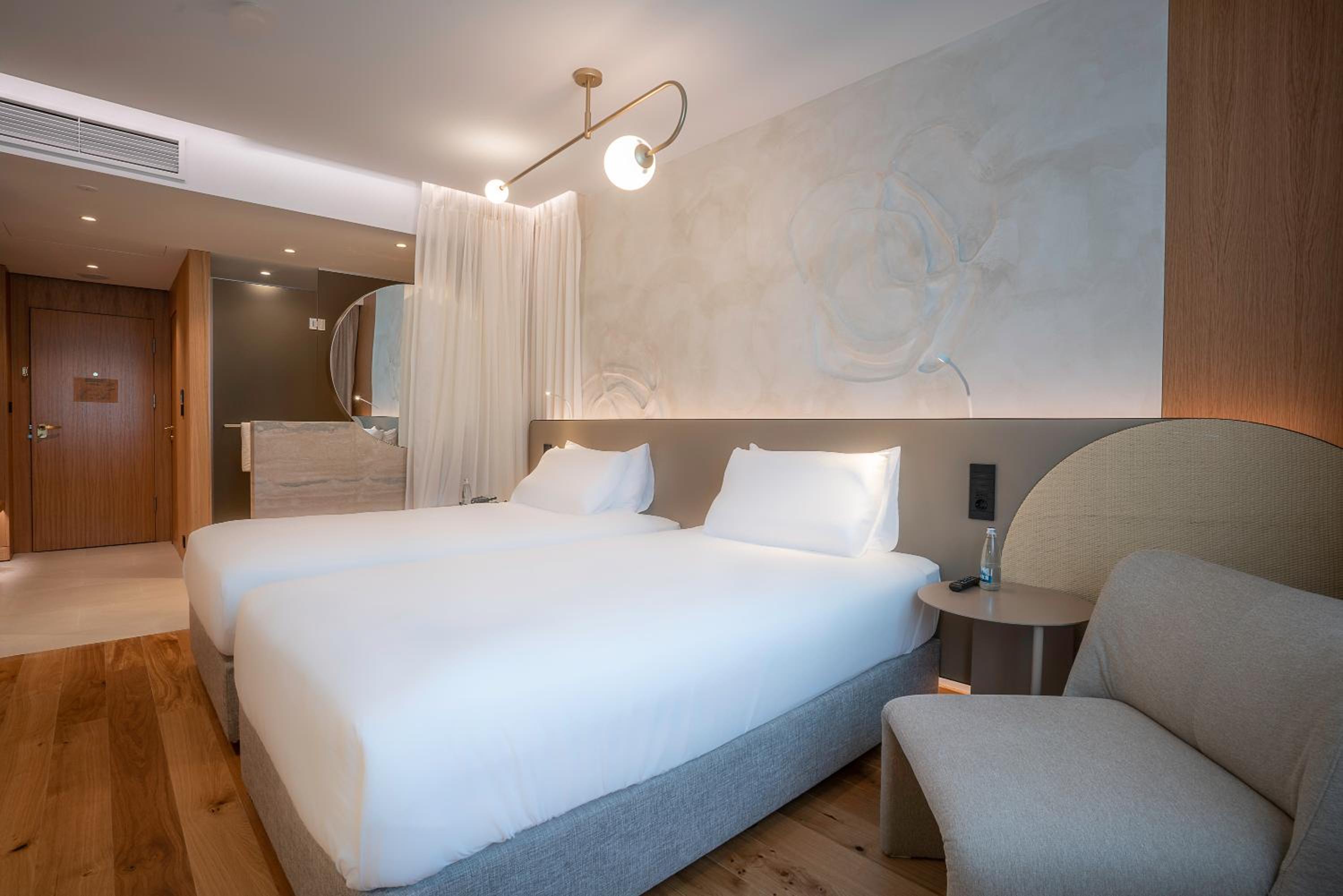 Deluxe Twin Room with Balcony