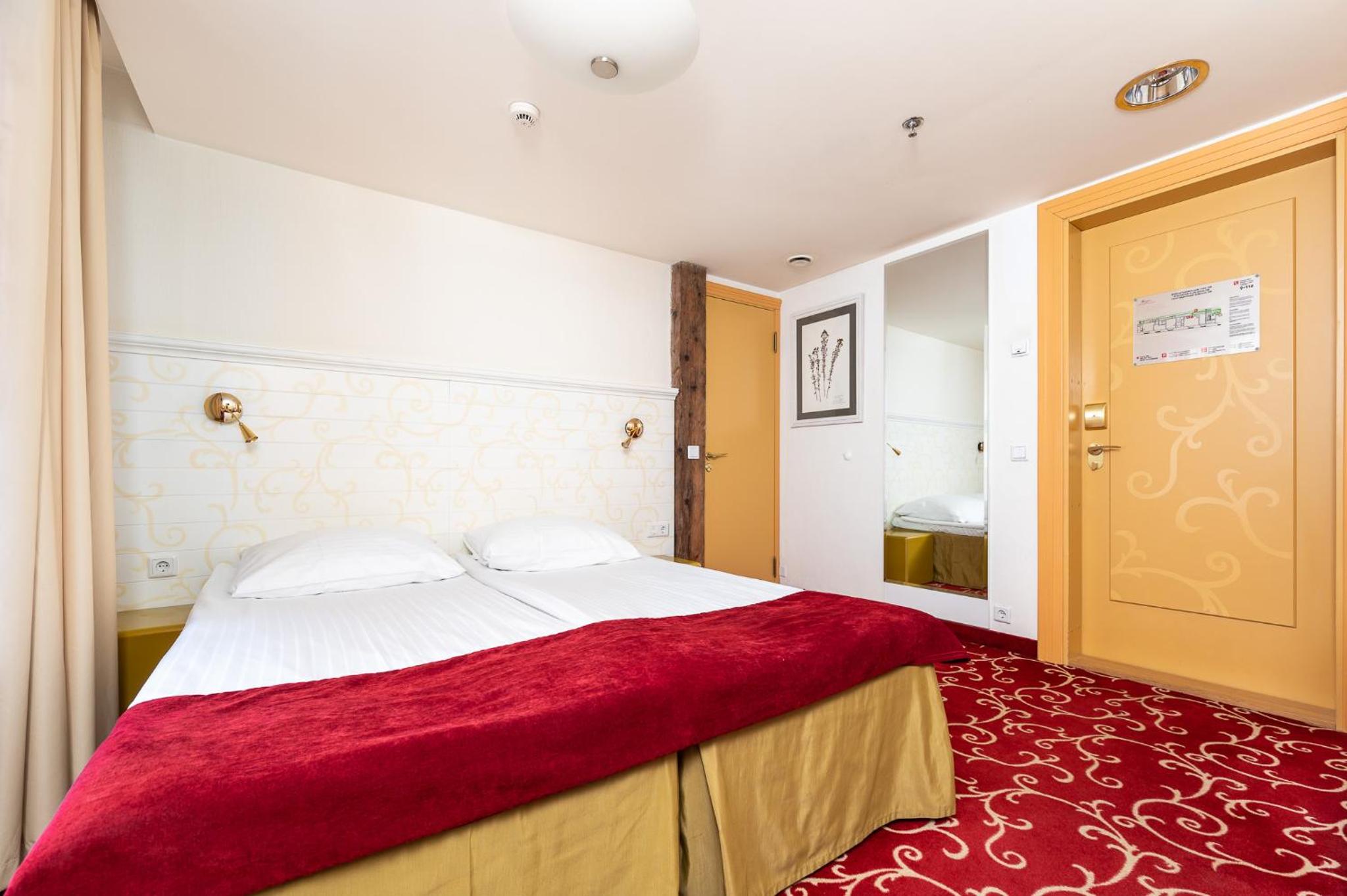 Standard Double or Twin Room with Free Parking - Photo 8