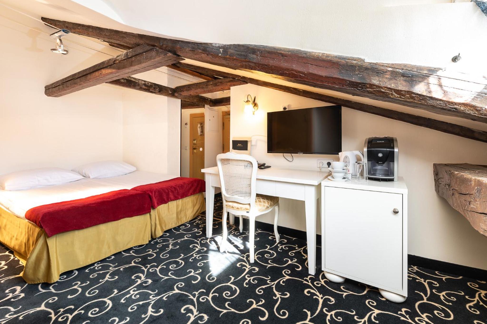 Standard Double or Twin Room with Free Parking - Photo 5