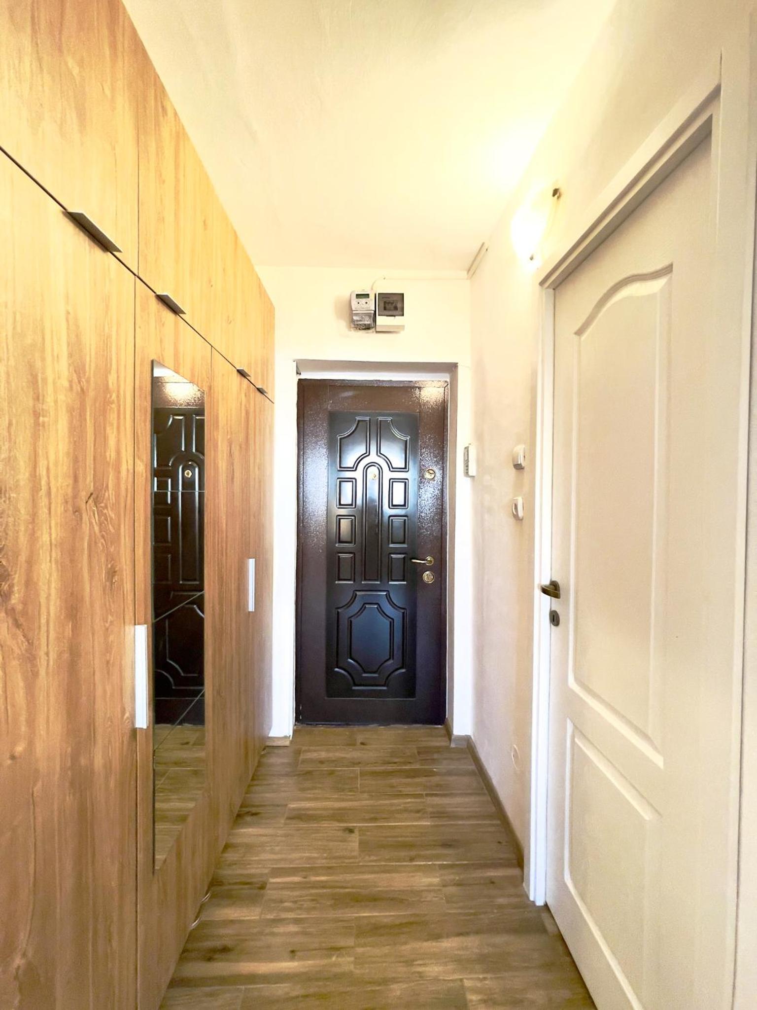 One-Bedroom Apartment - Photo 2