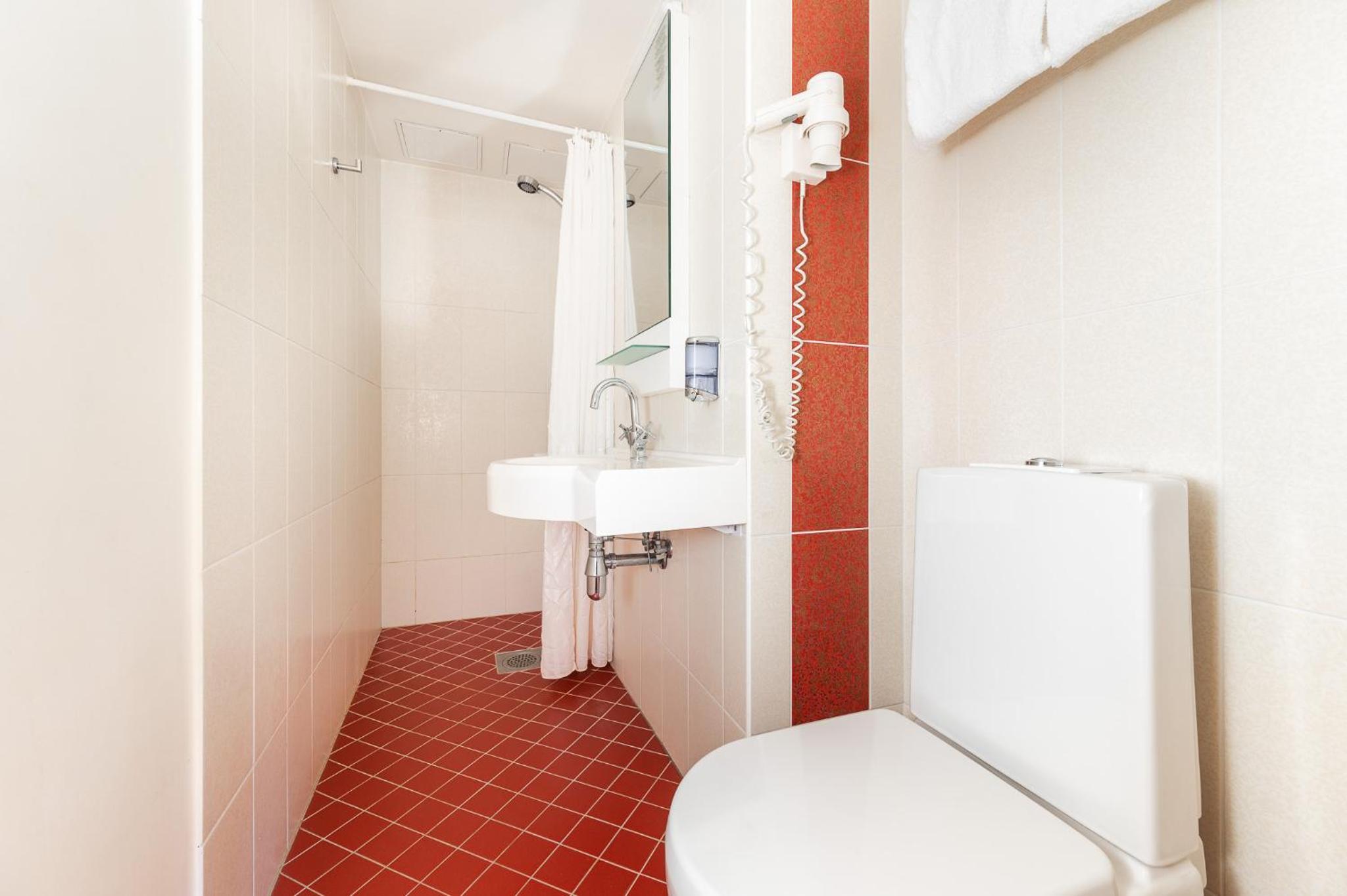 Standard Double or Twin Room with Free Parking - Photo 3