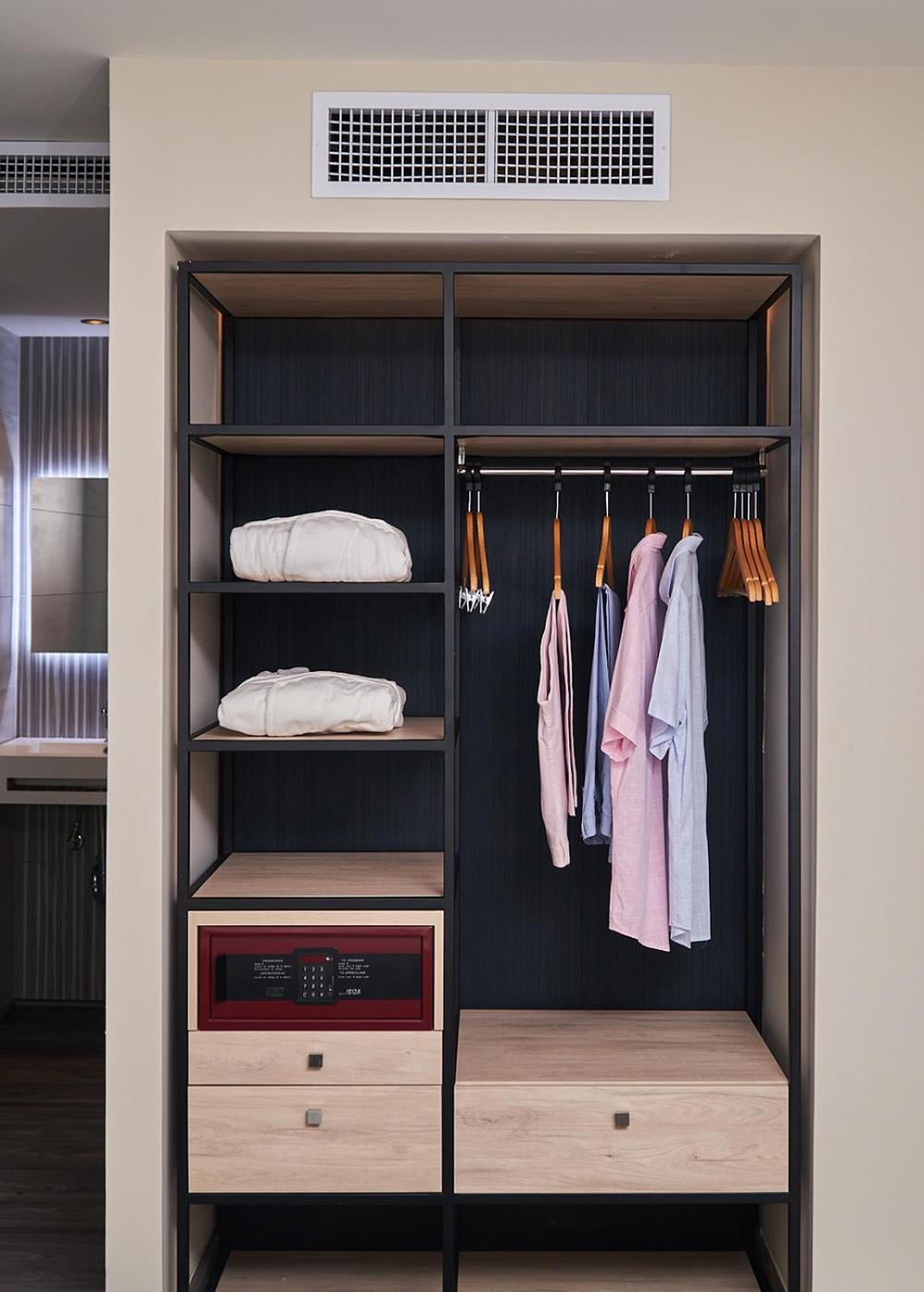 Deluxe Queen Room with Two Queen Beds - Photo 6