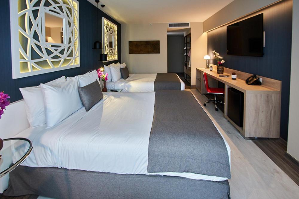 Deluxe Queen Room with Two Queen Beds - Photo 8