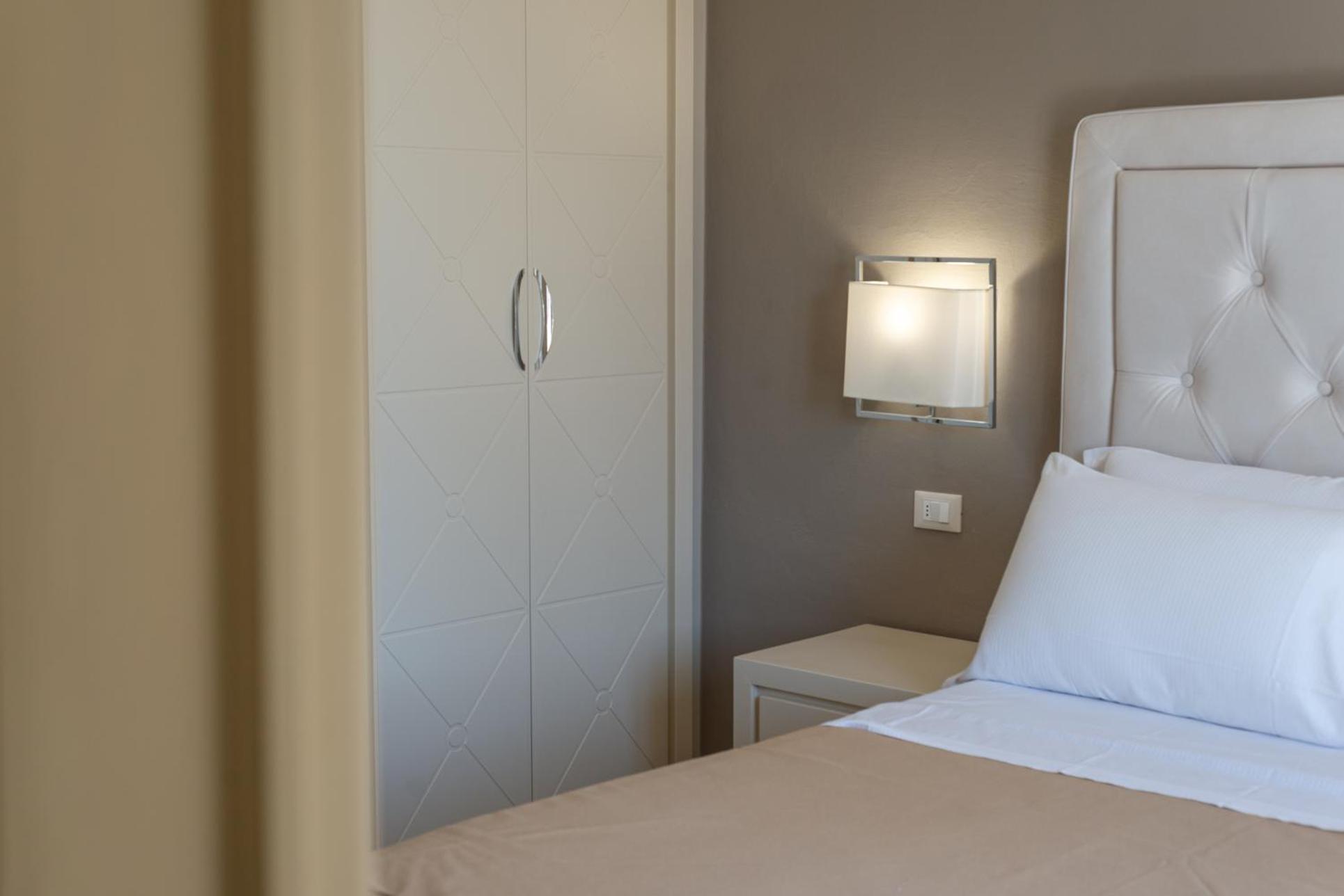 Standard Double Room - Photo 9
