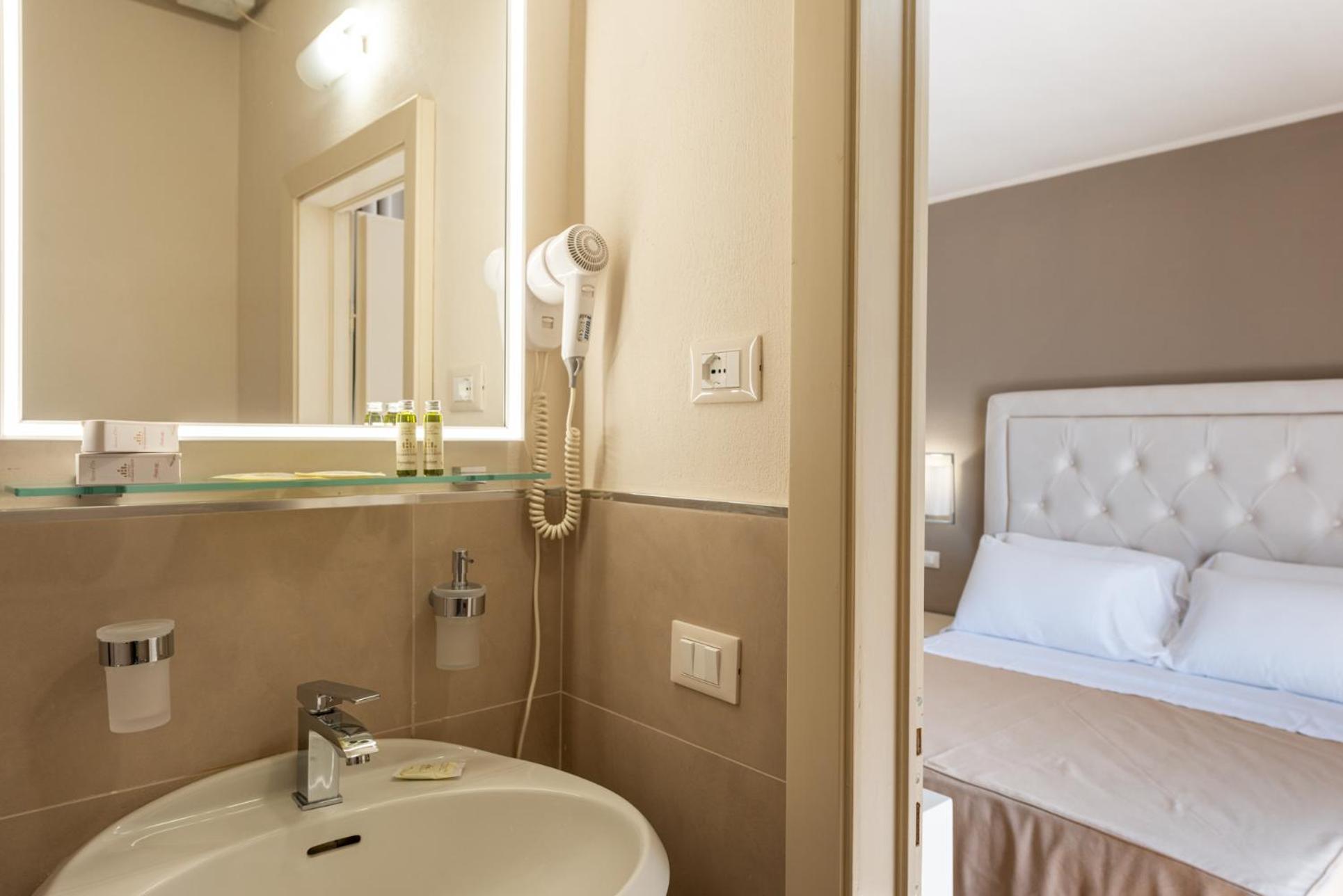 Standard Double Room - Photo 14