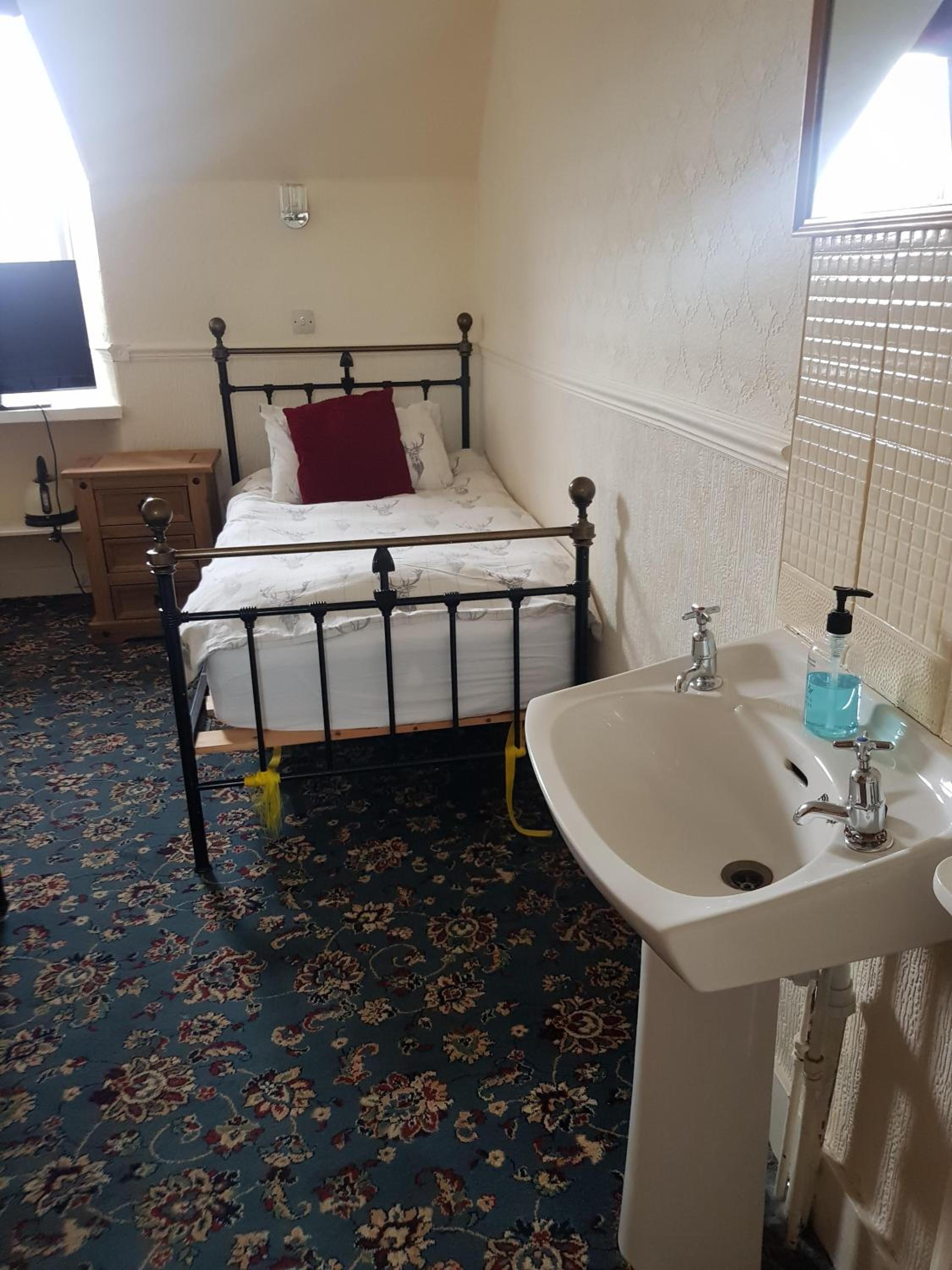 Twin Room With Shared Bathroom photo 2