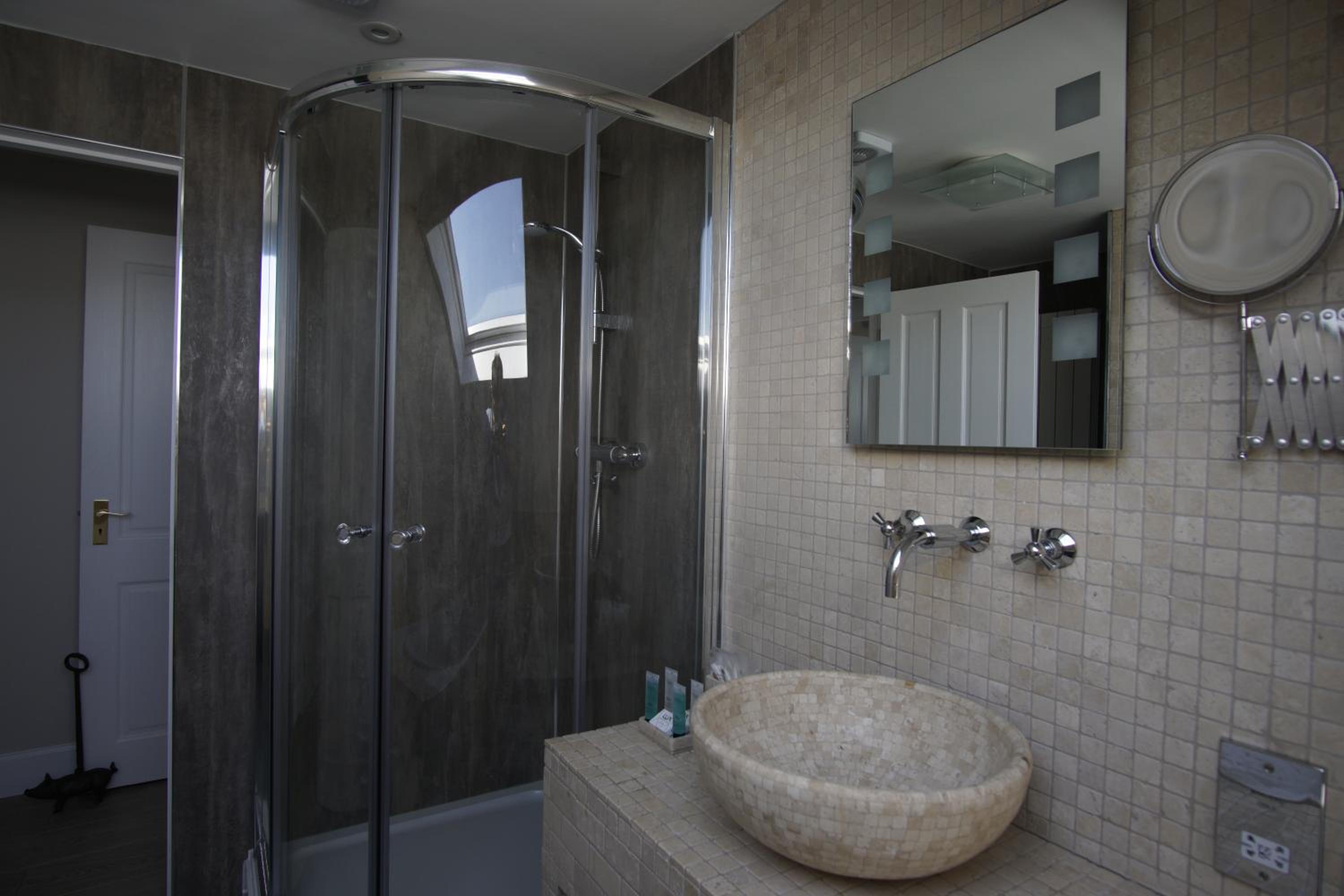 Two-Bedroom Suite - Photo 8