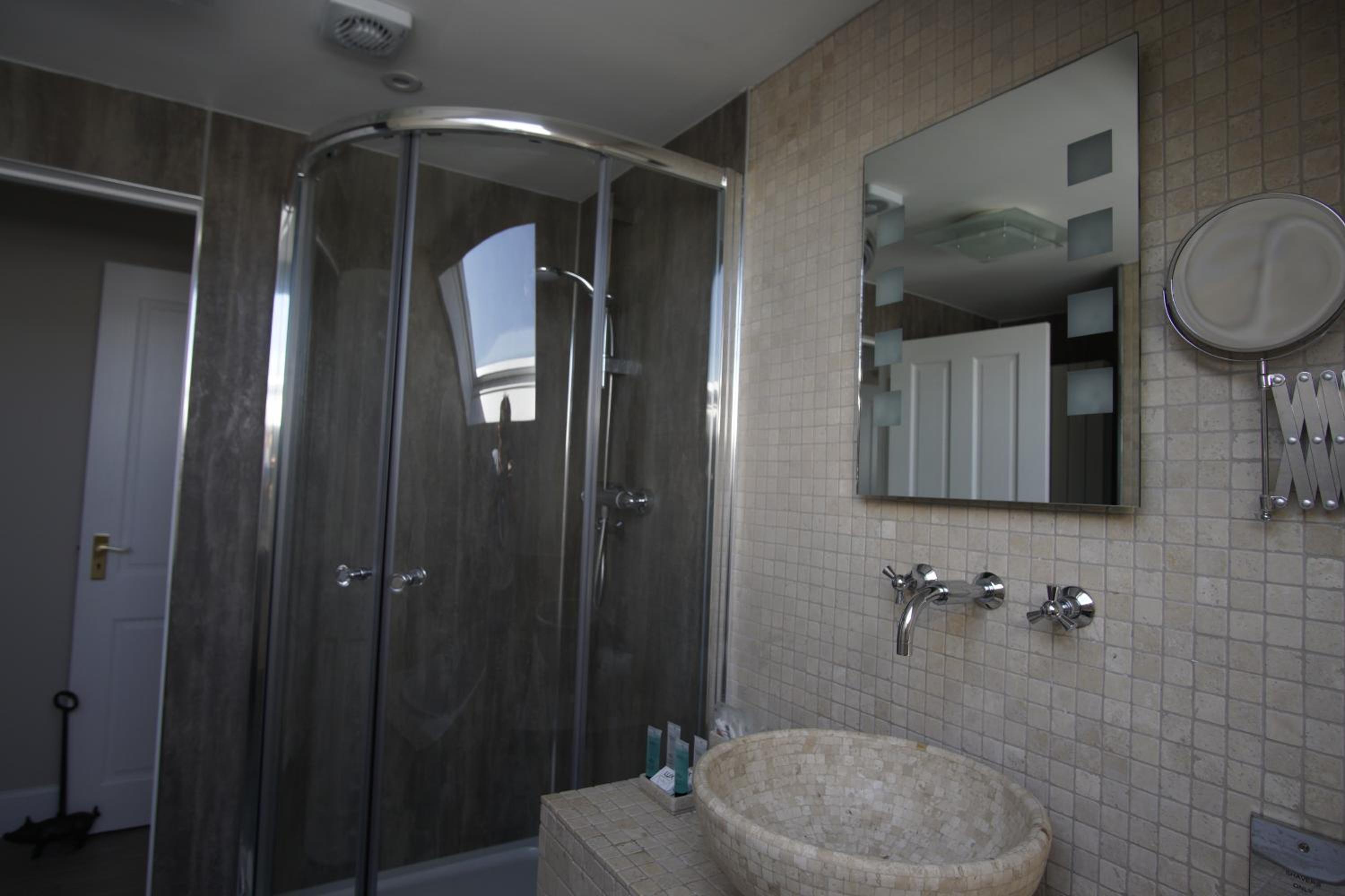 Two-Bedroom Suite - Photo 9