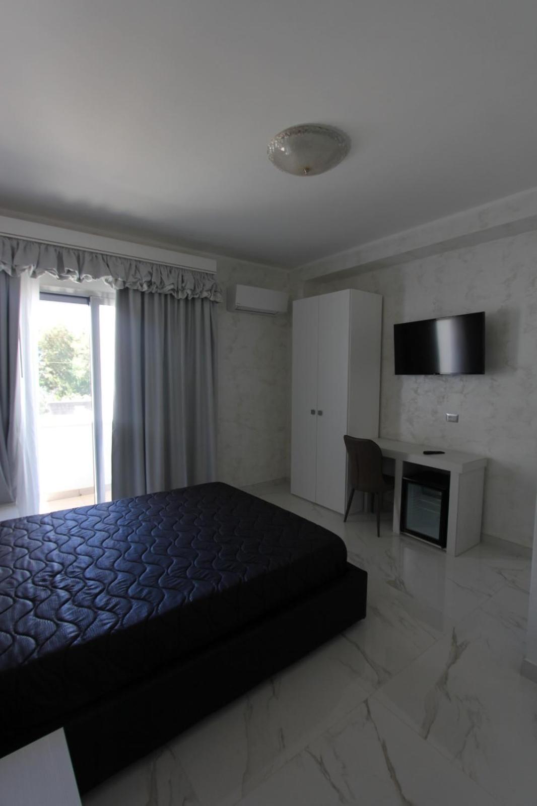 Deluxe Room - Photo 9