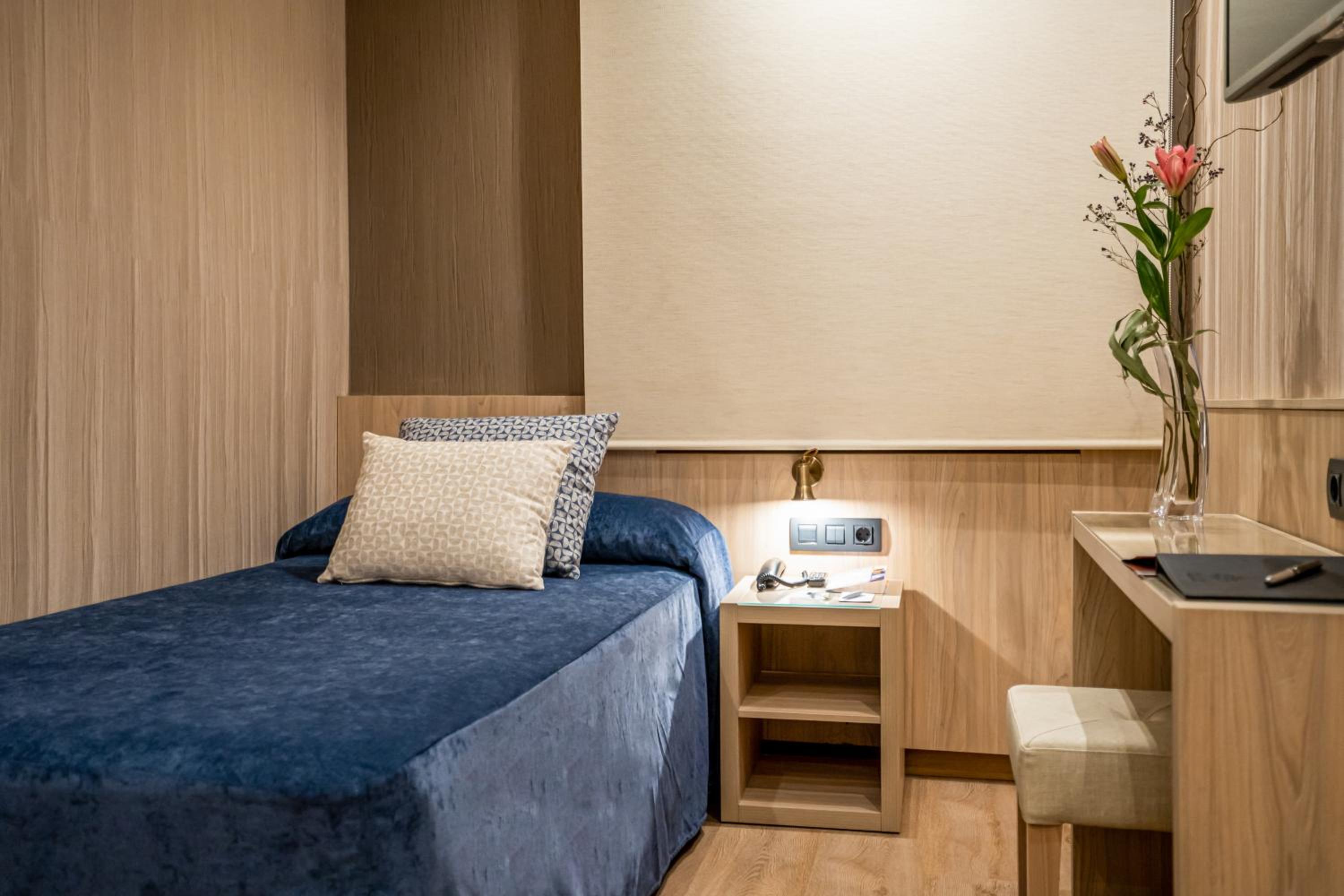 Single Room with Bathroom photo 3