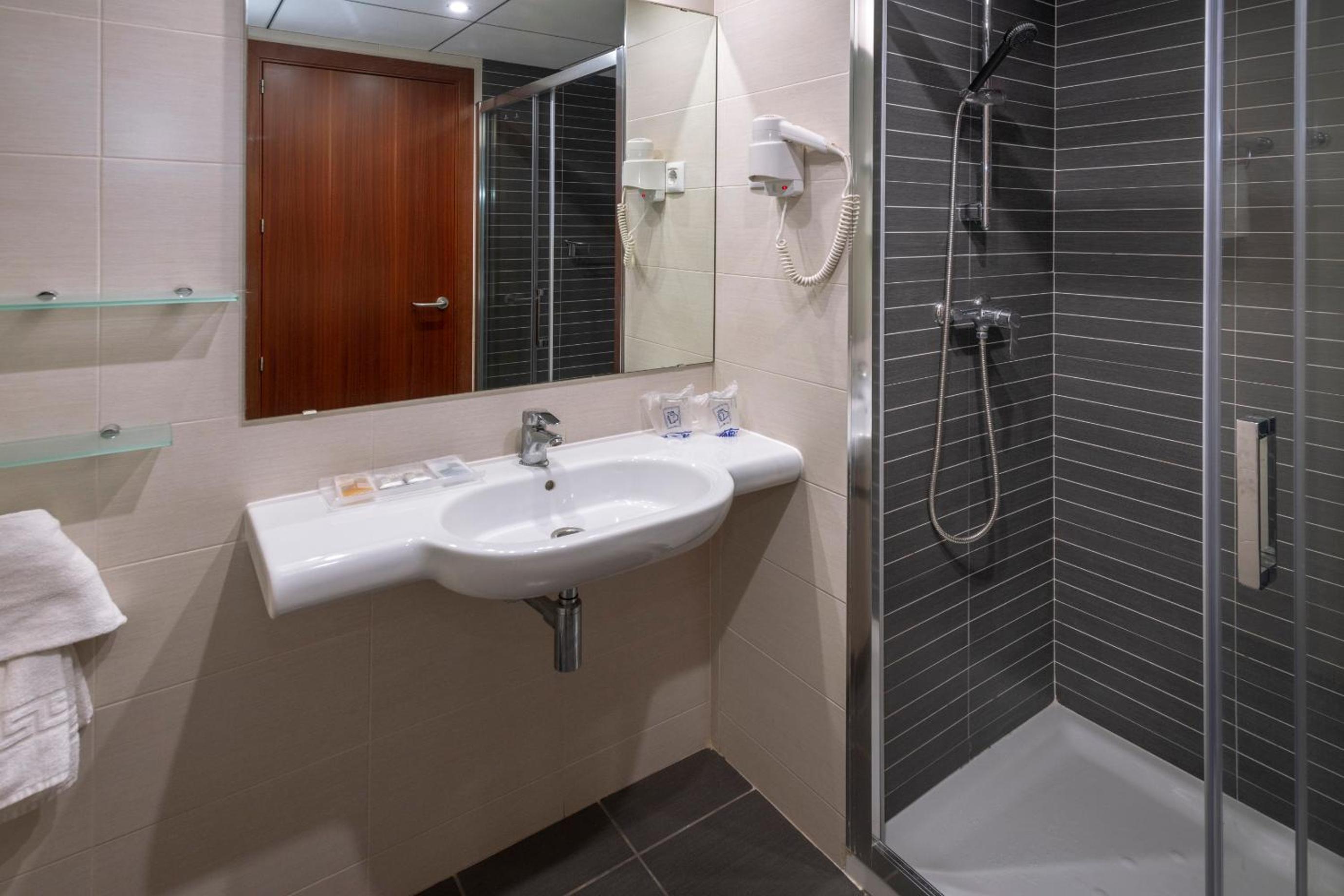 Double Room with Sea View (2 Adults) - Photo 2