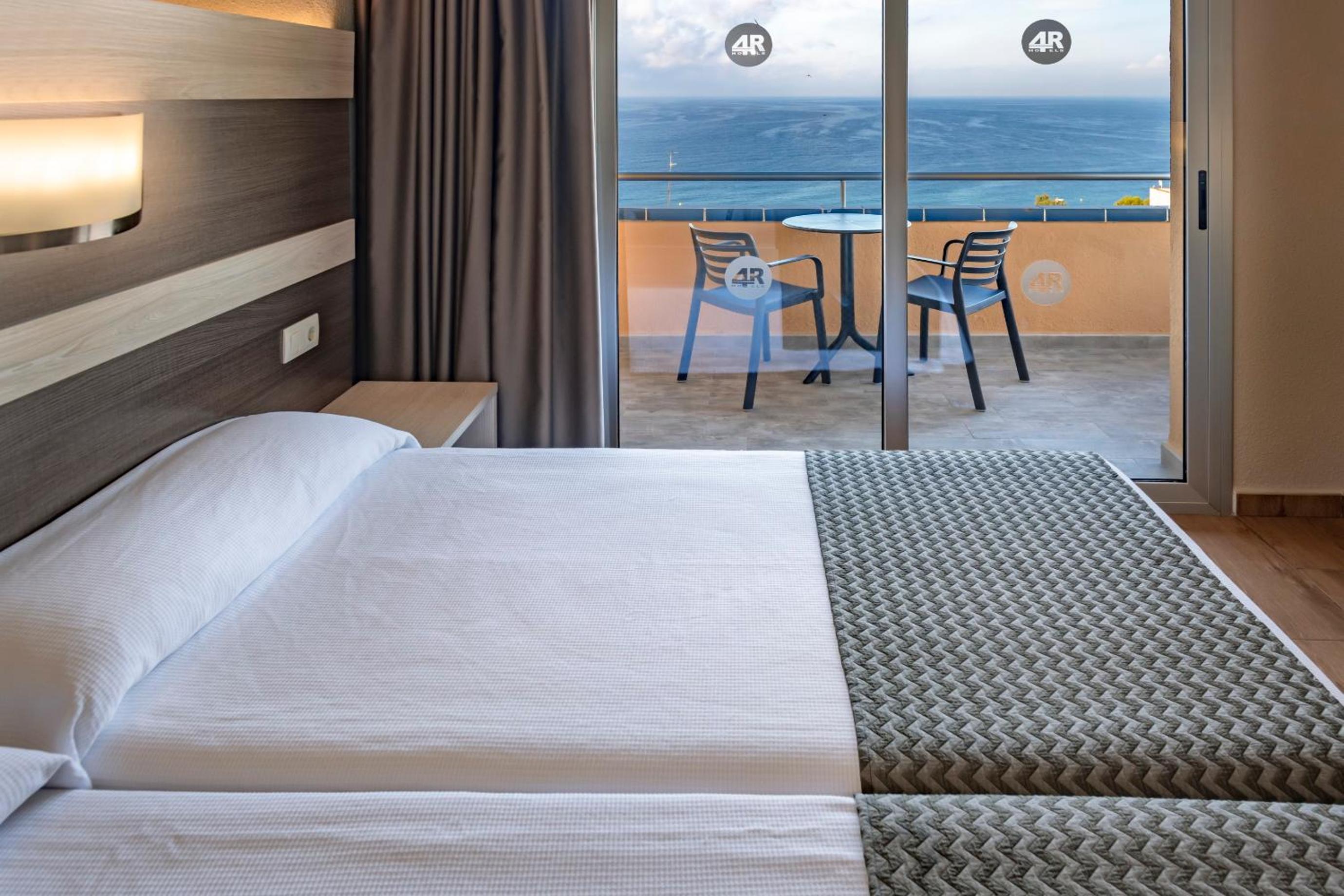 Double Room with Sea View (2 Adults) - Photo 4