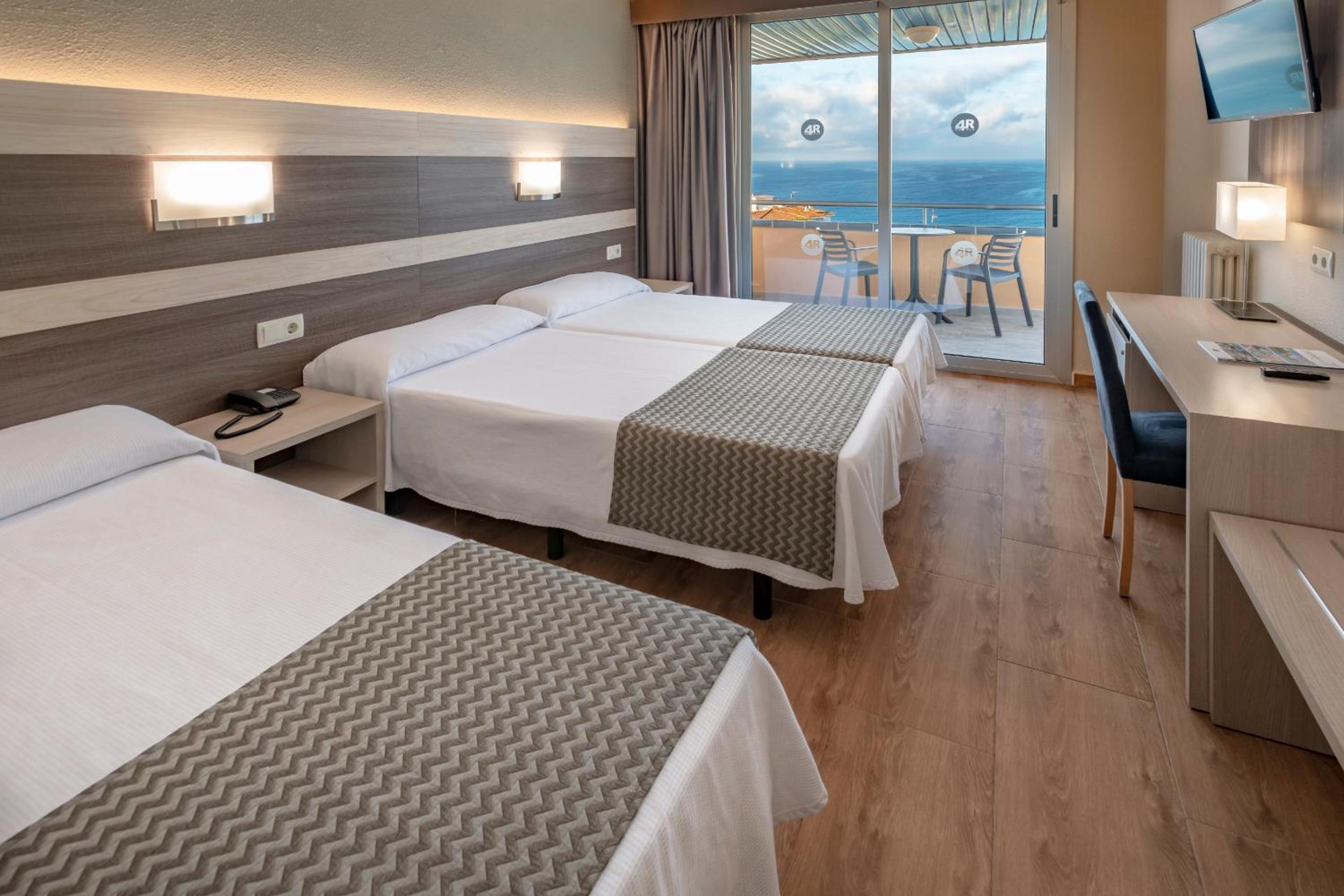 Triple Room with Sea View (2 Adults + 1 Child) - Photo 1