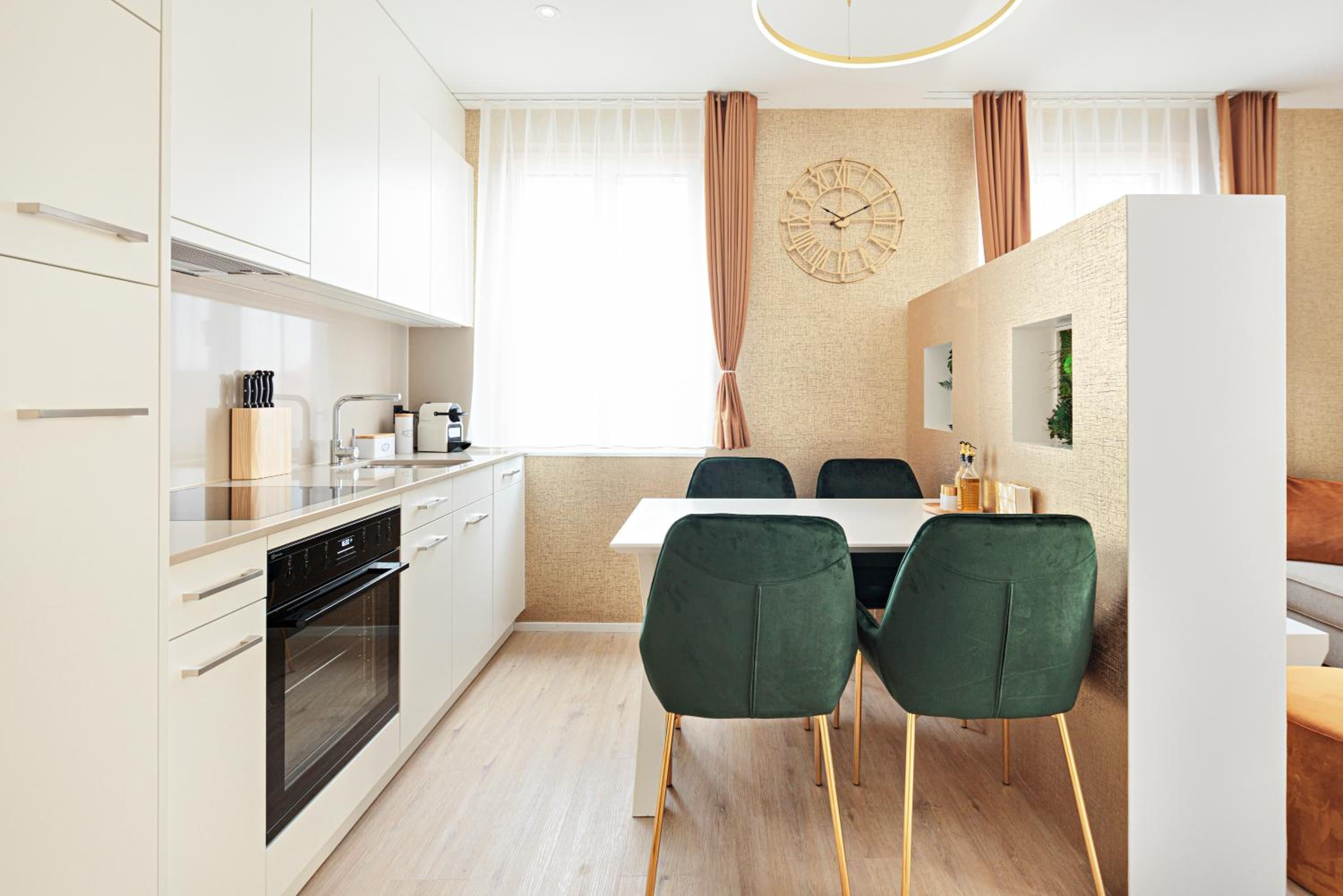 Deluxe King Suite - Photo 13