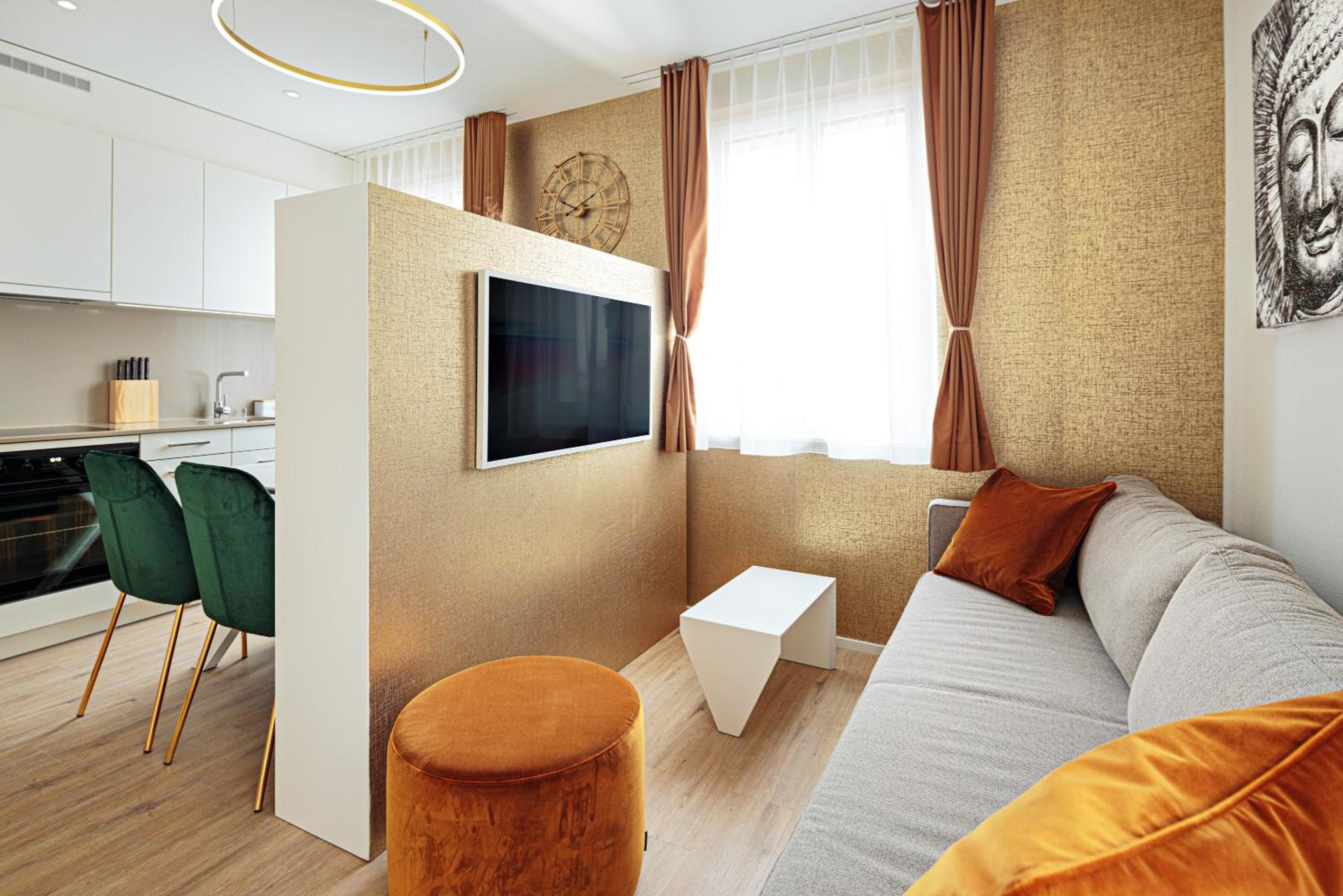 Deluxe King Suite - Photo 7