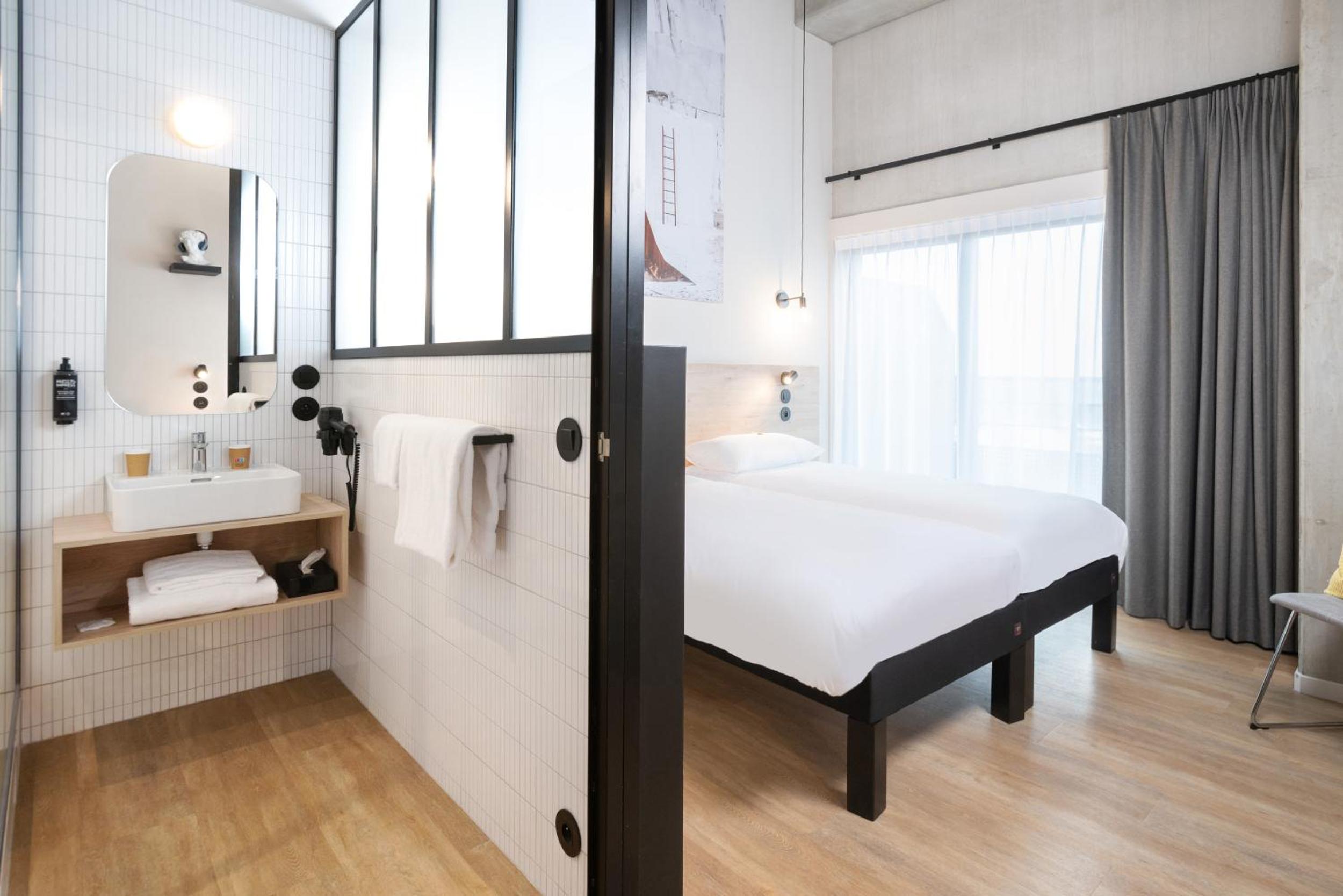Standard Double Room with Balcony - Photo 4