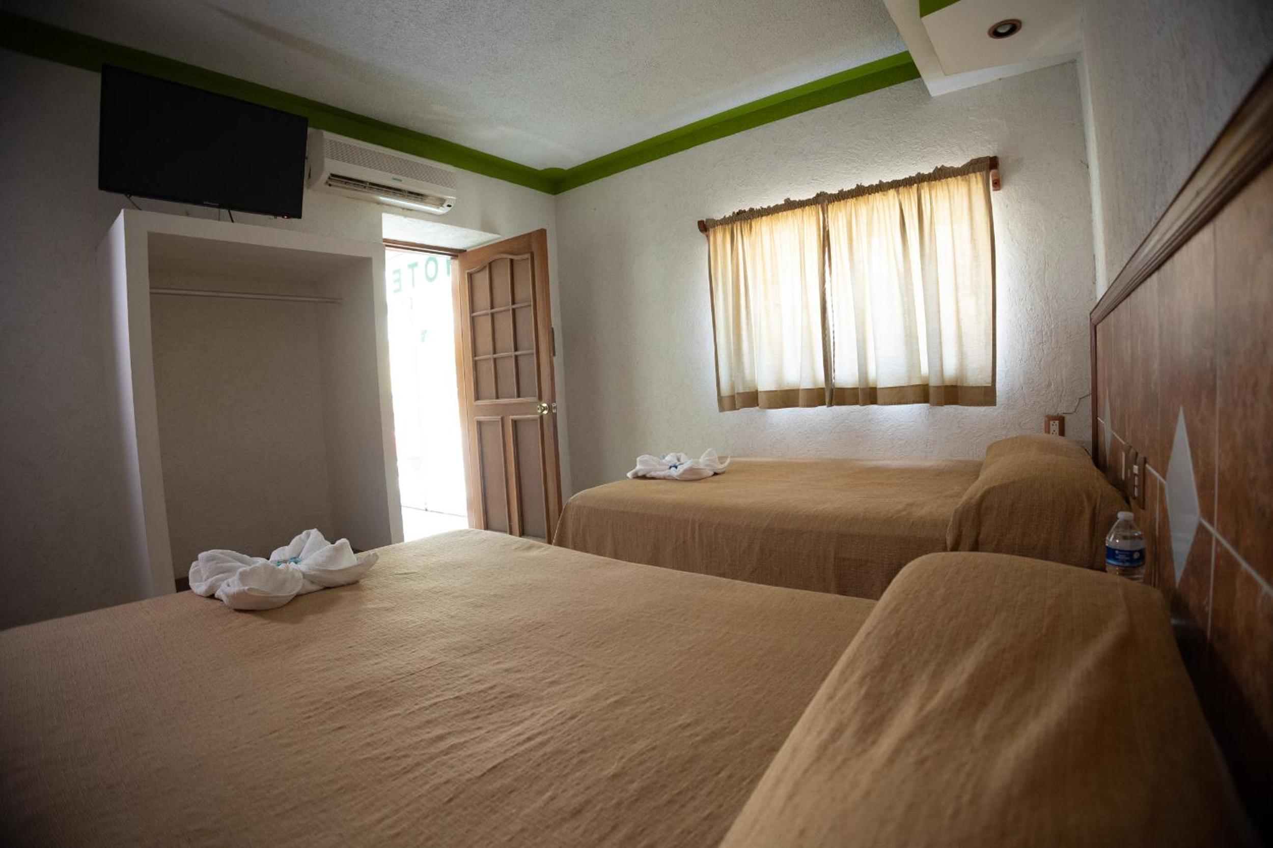 Standard Double or Twin Room - Photo 12