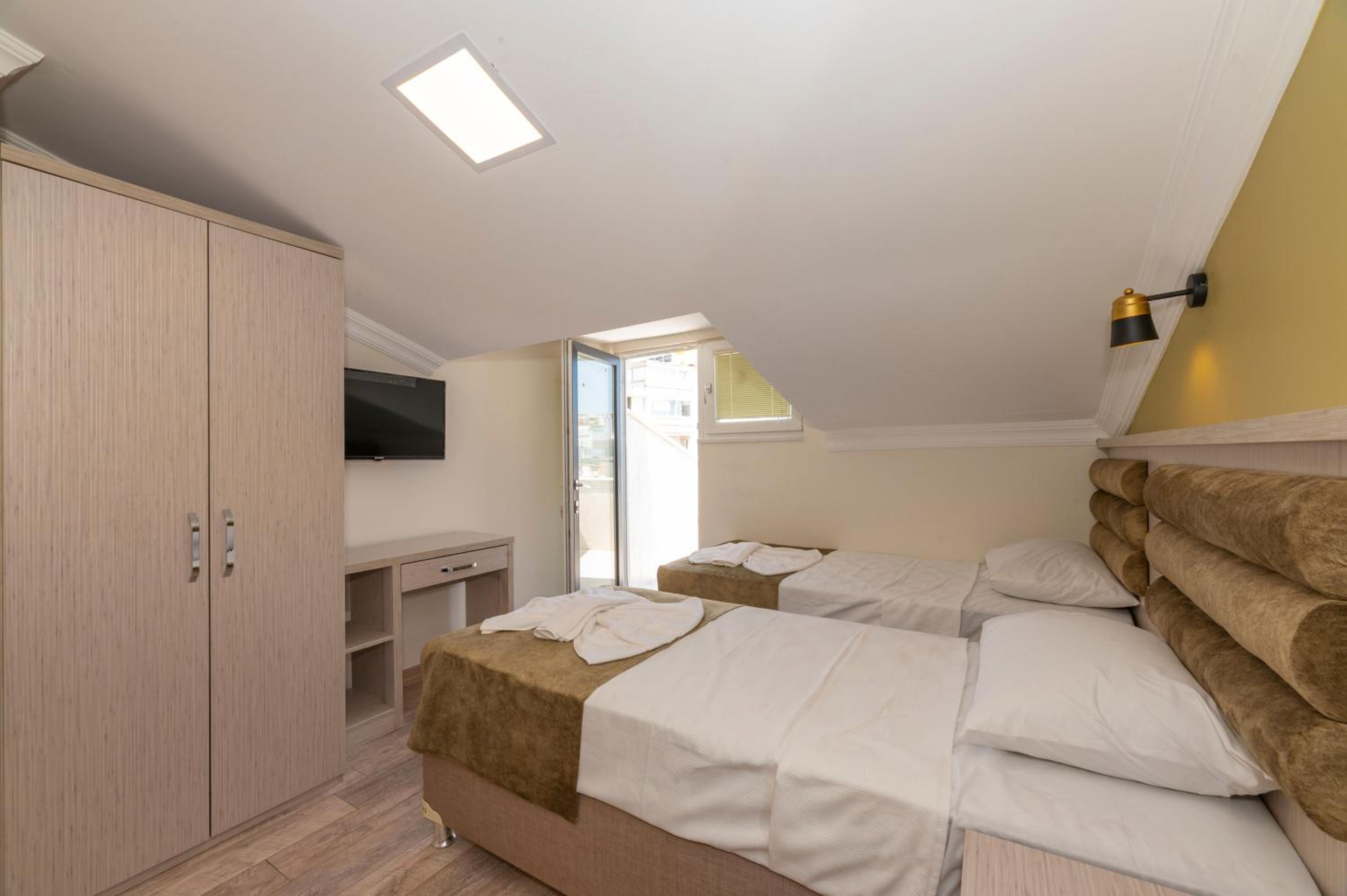 Twin Room with Balcony photo 2