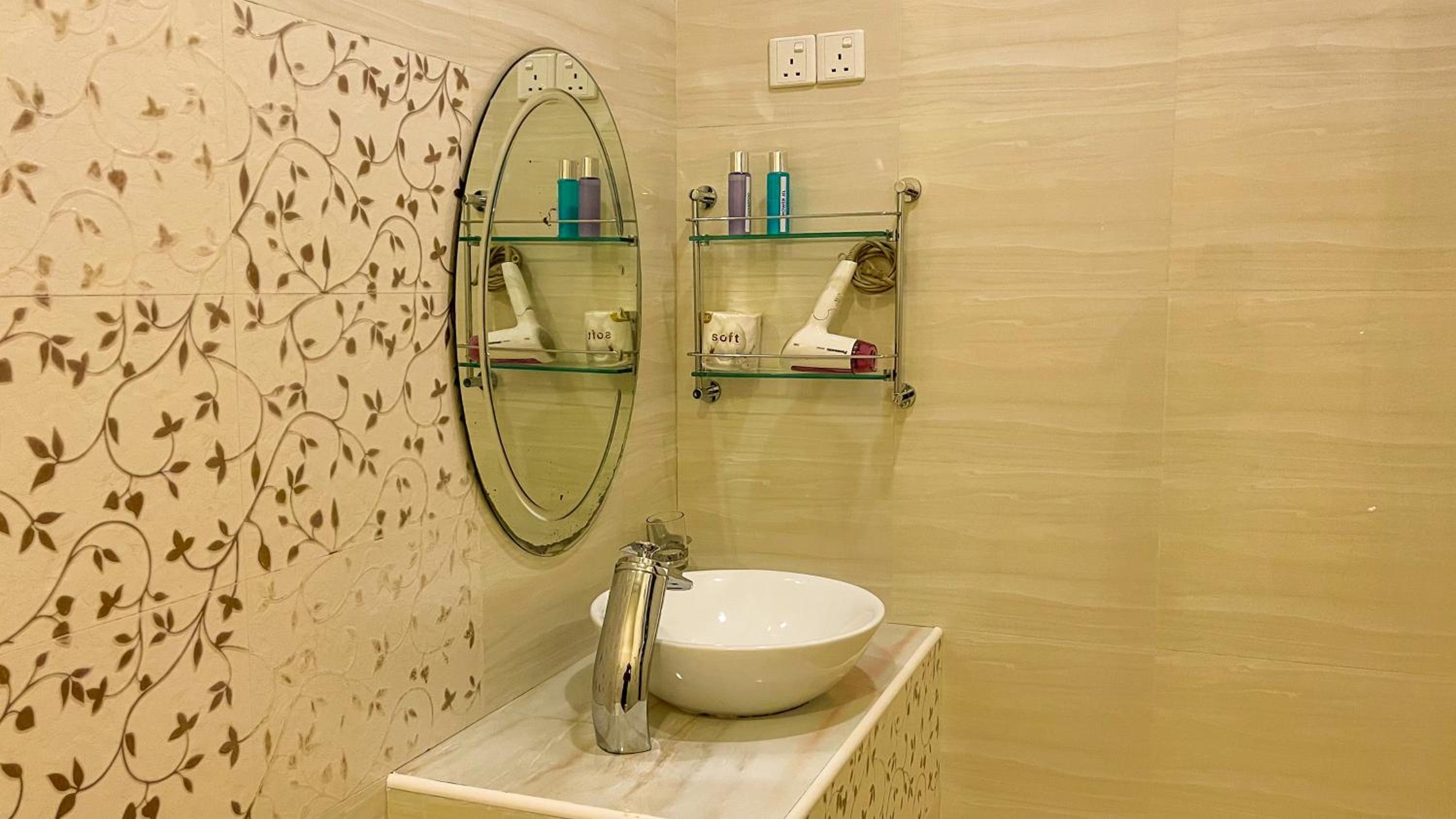 Deluxe Double Room with Bath - Photo 5