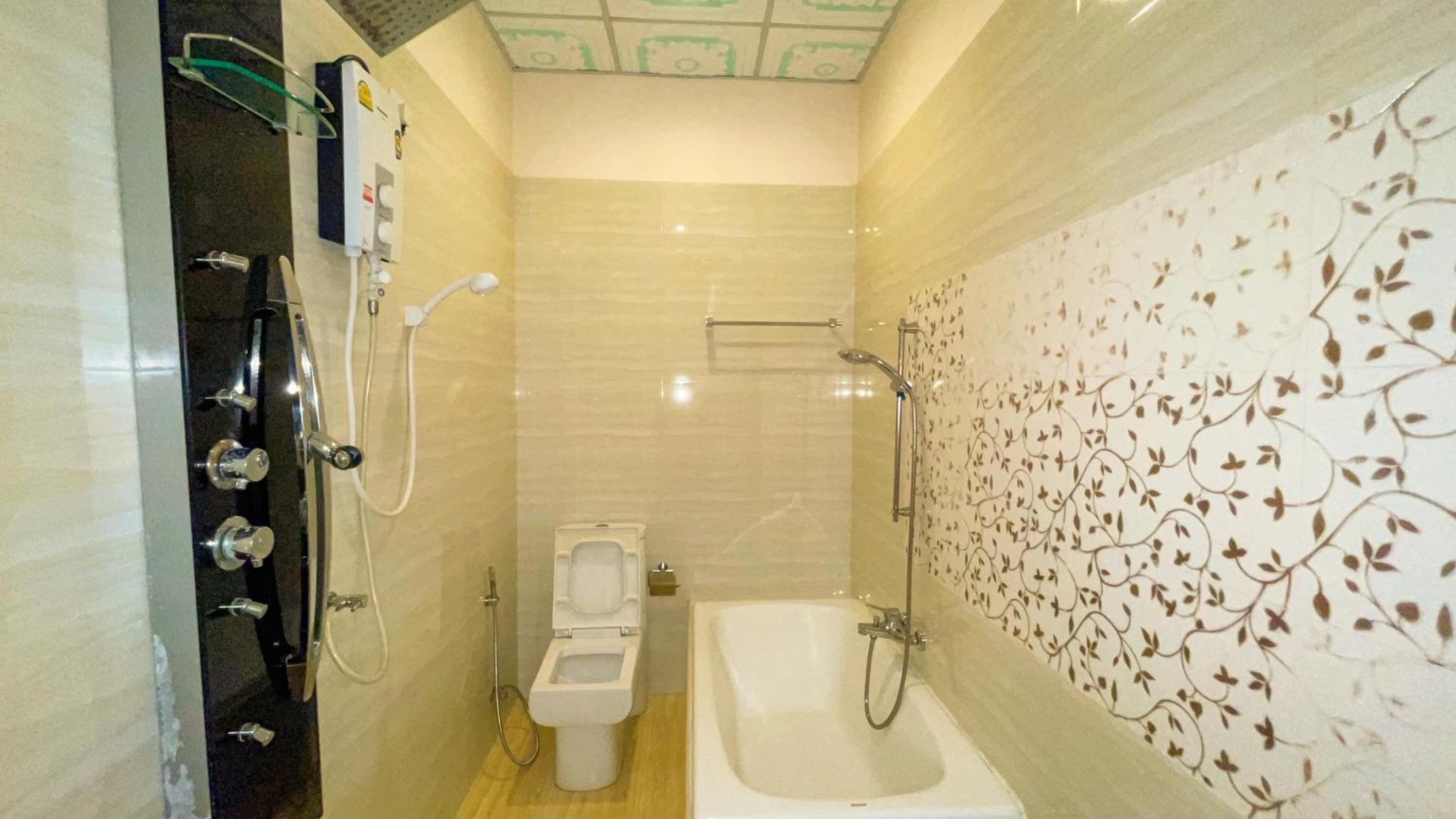 Deluxe Double Room with Bath - Photo 6