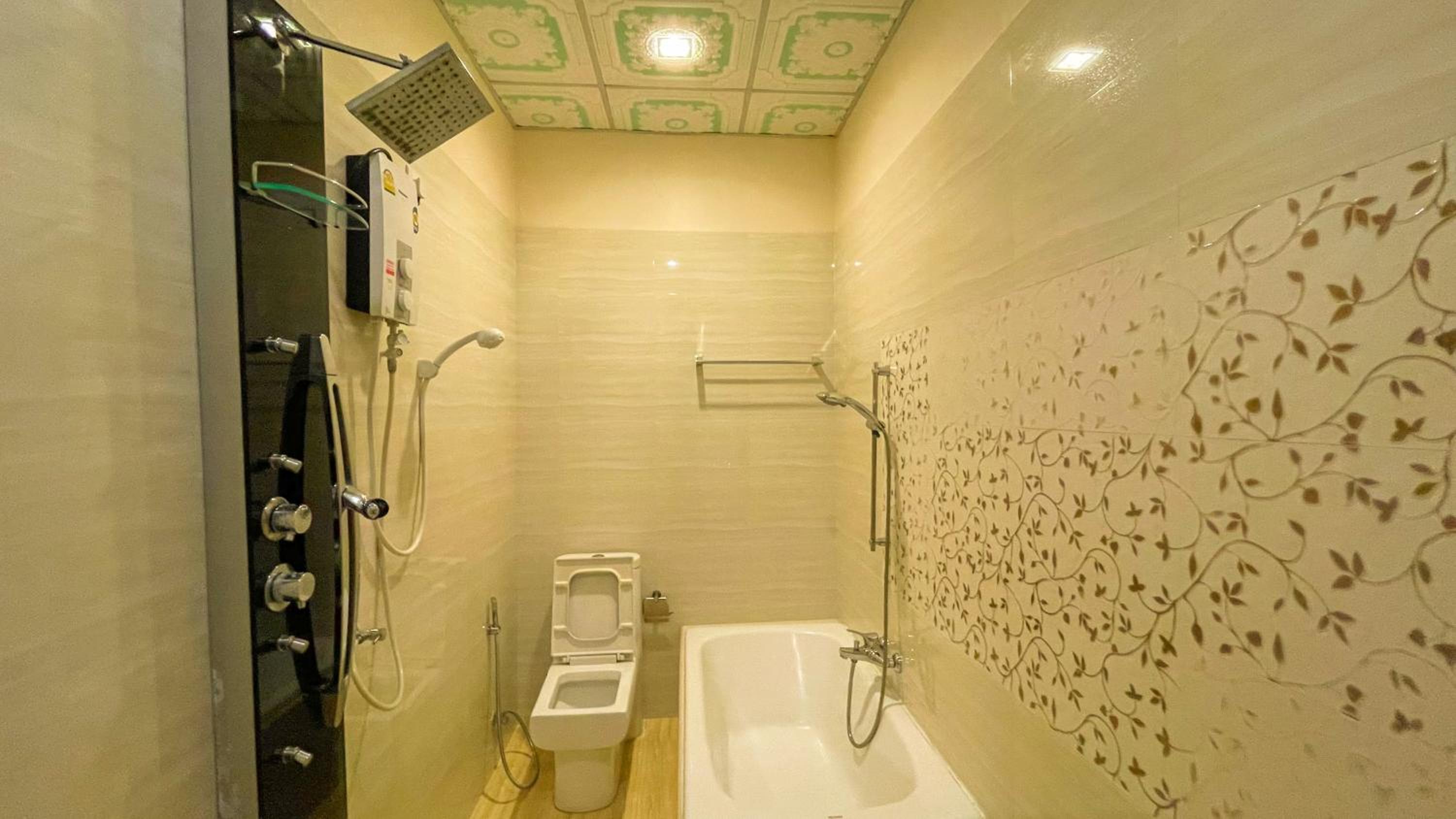Deluxe Double Room with Bath - Photo 7