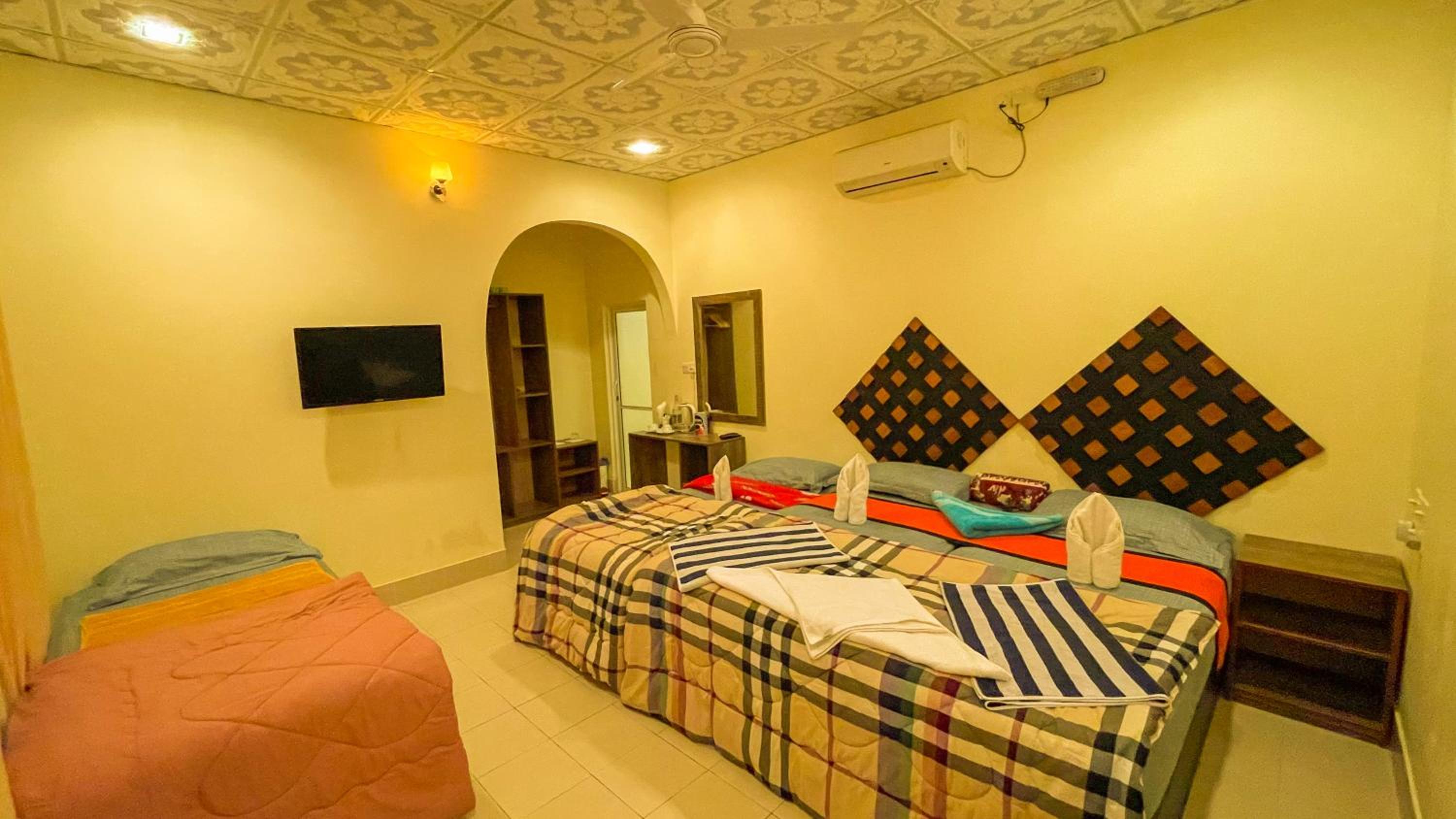 Eight-Bedroom House photo 3