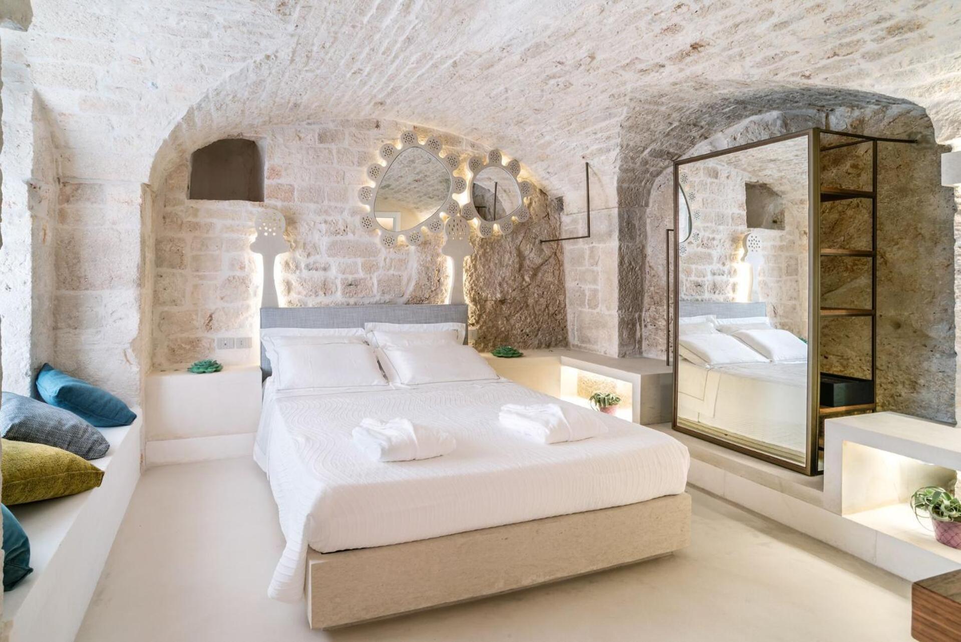 Large Double Room - Cave
