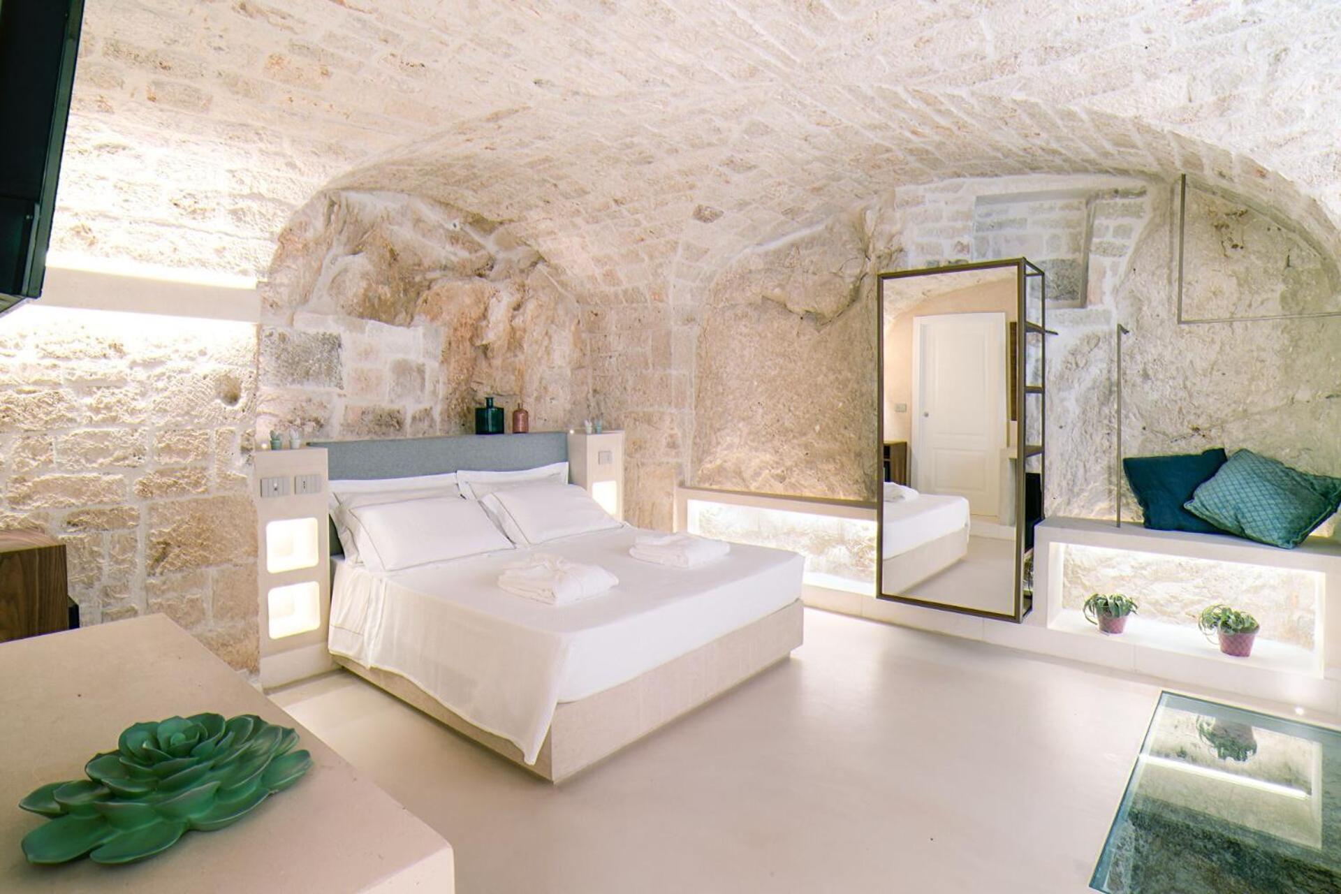 Large Double Room - Cave