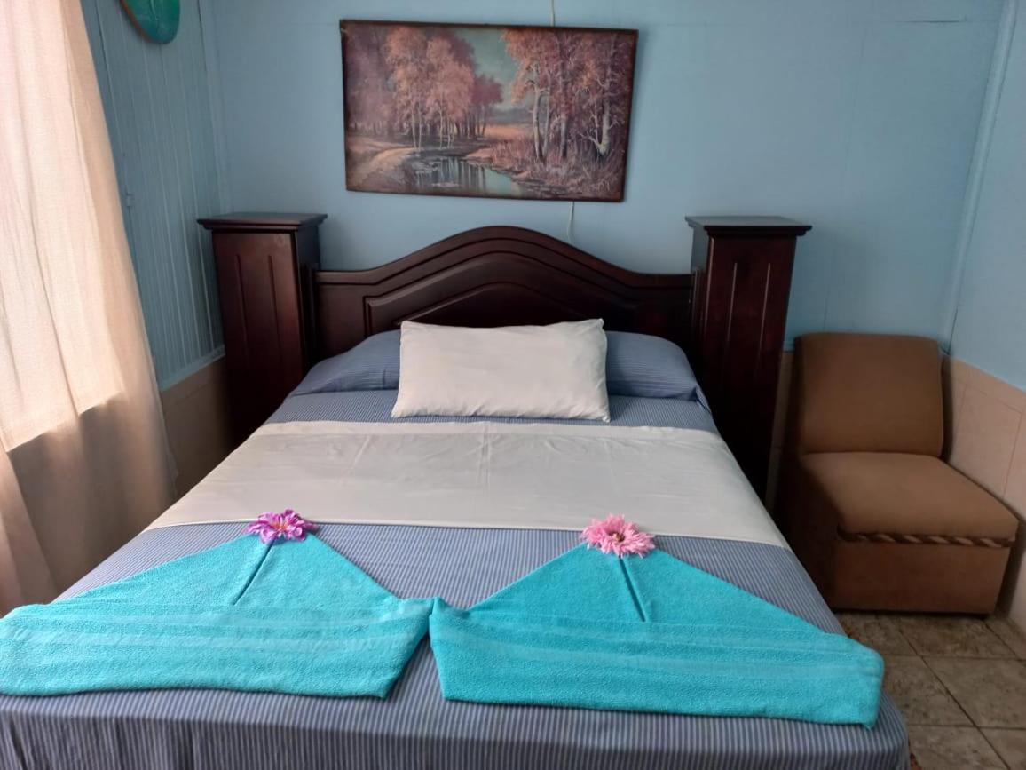 Queen Room With Shared Bathroom photo 1