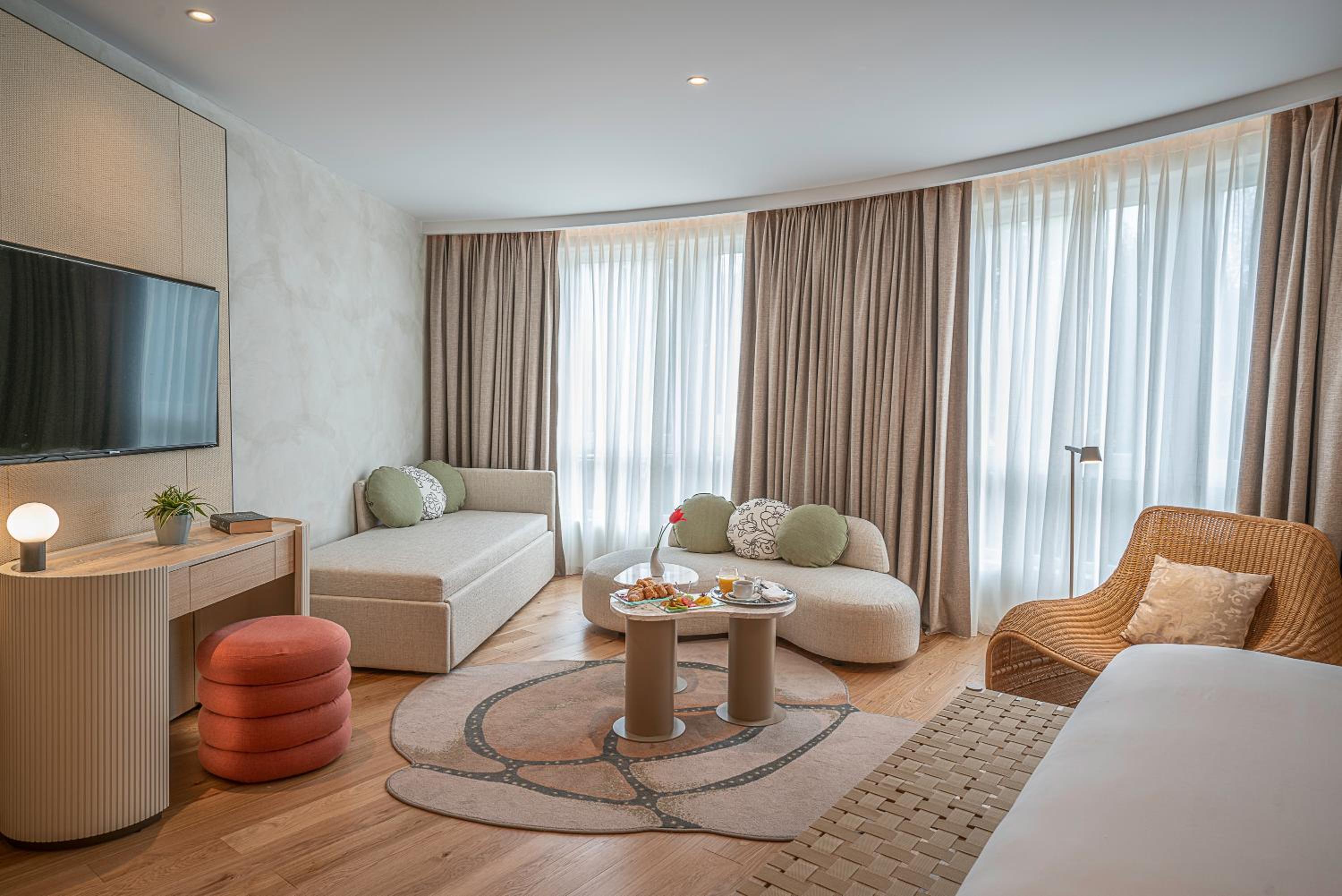 Deluxe Suite - Photo 2