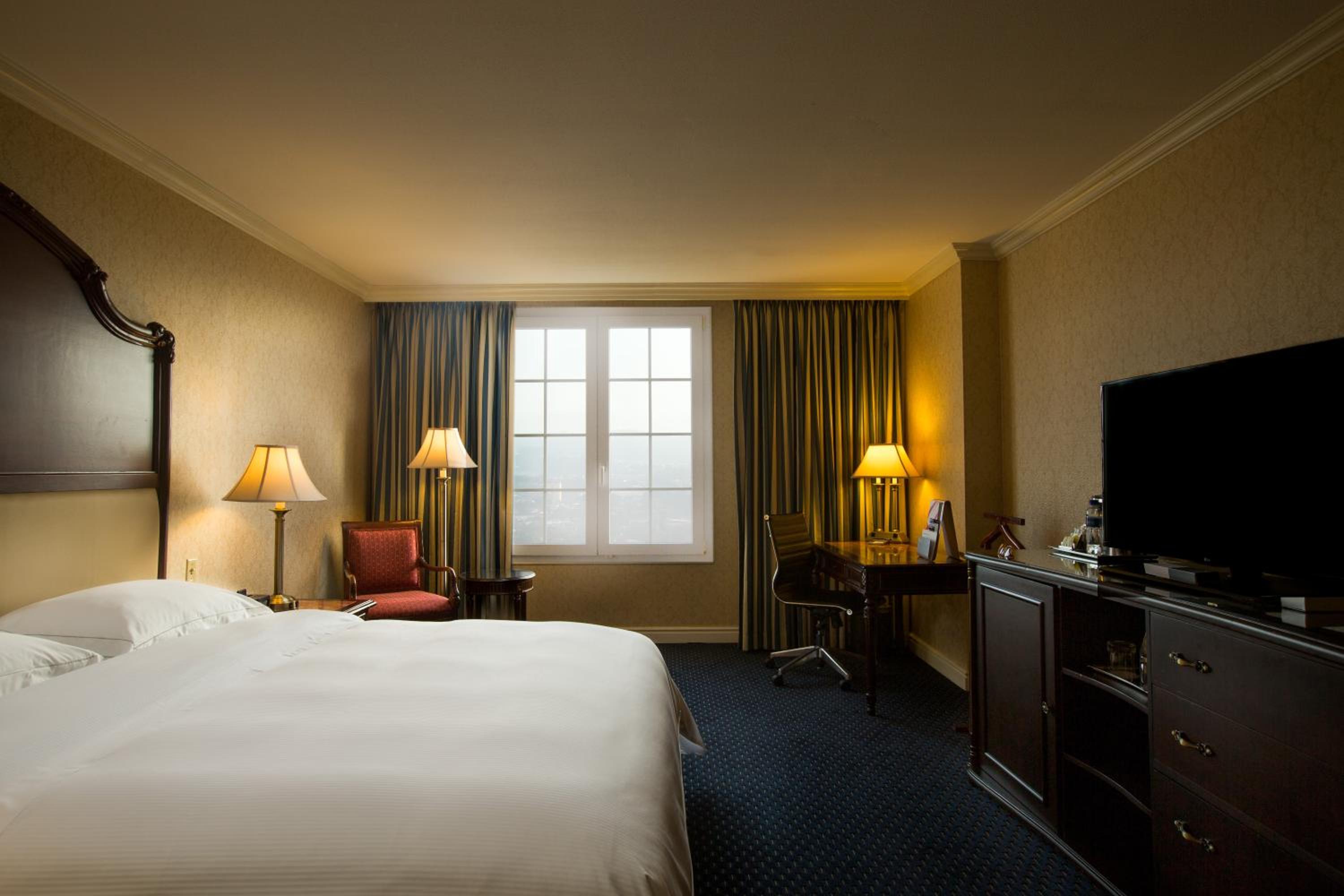 Superior Executive King Room with VIP Lounge Access photo 3
