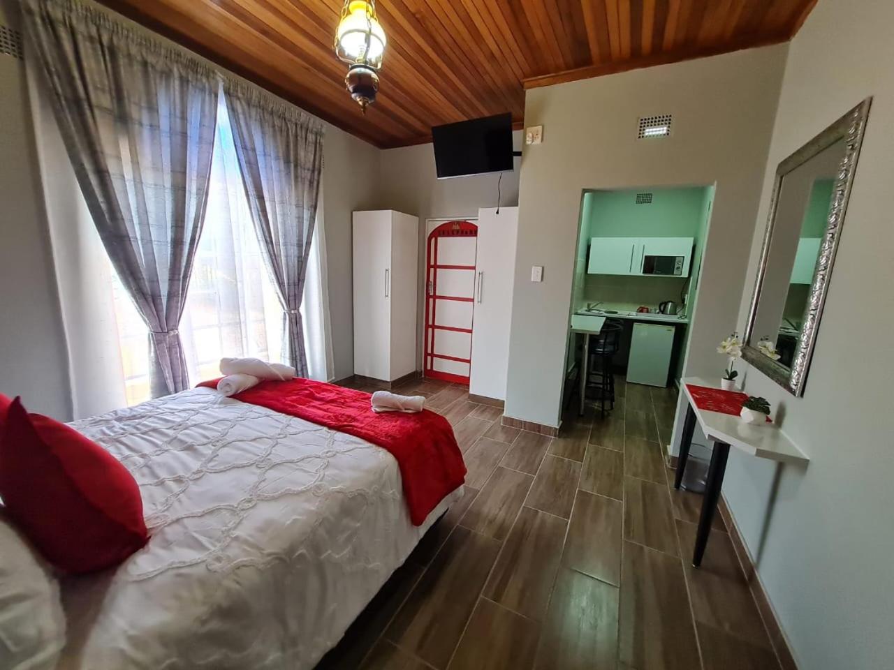 Deluxe Double Room with Shower - Photo 5