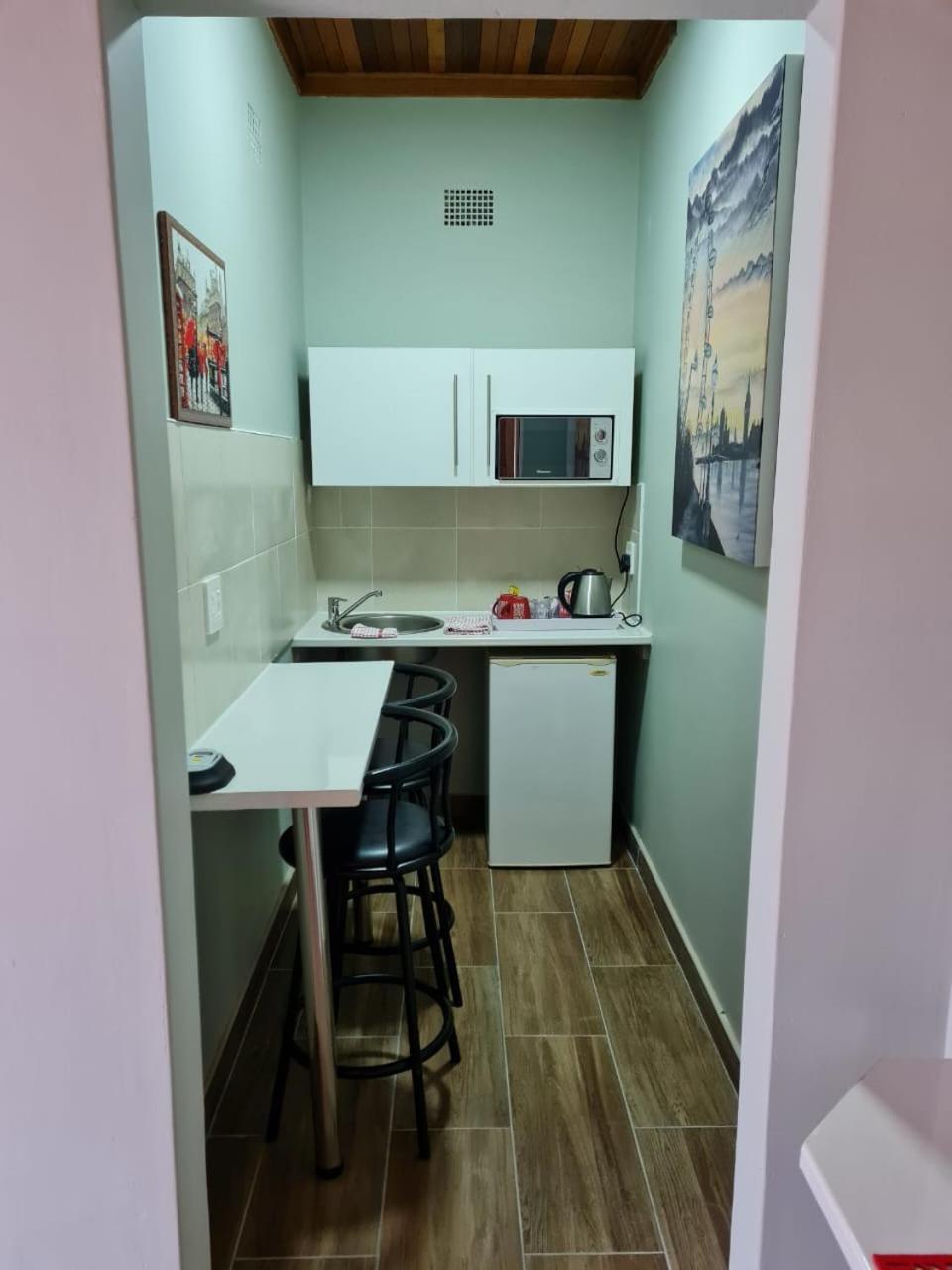 Deluxe Double Room with Shower - Photo 3