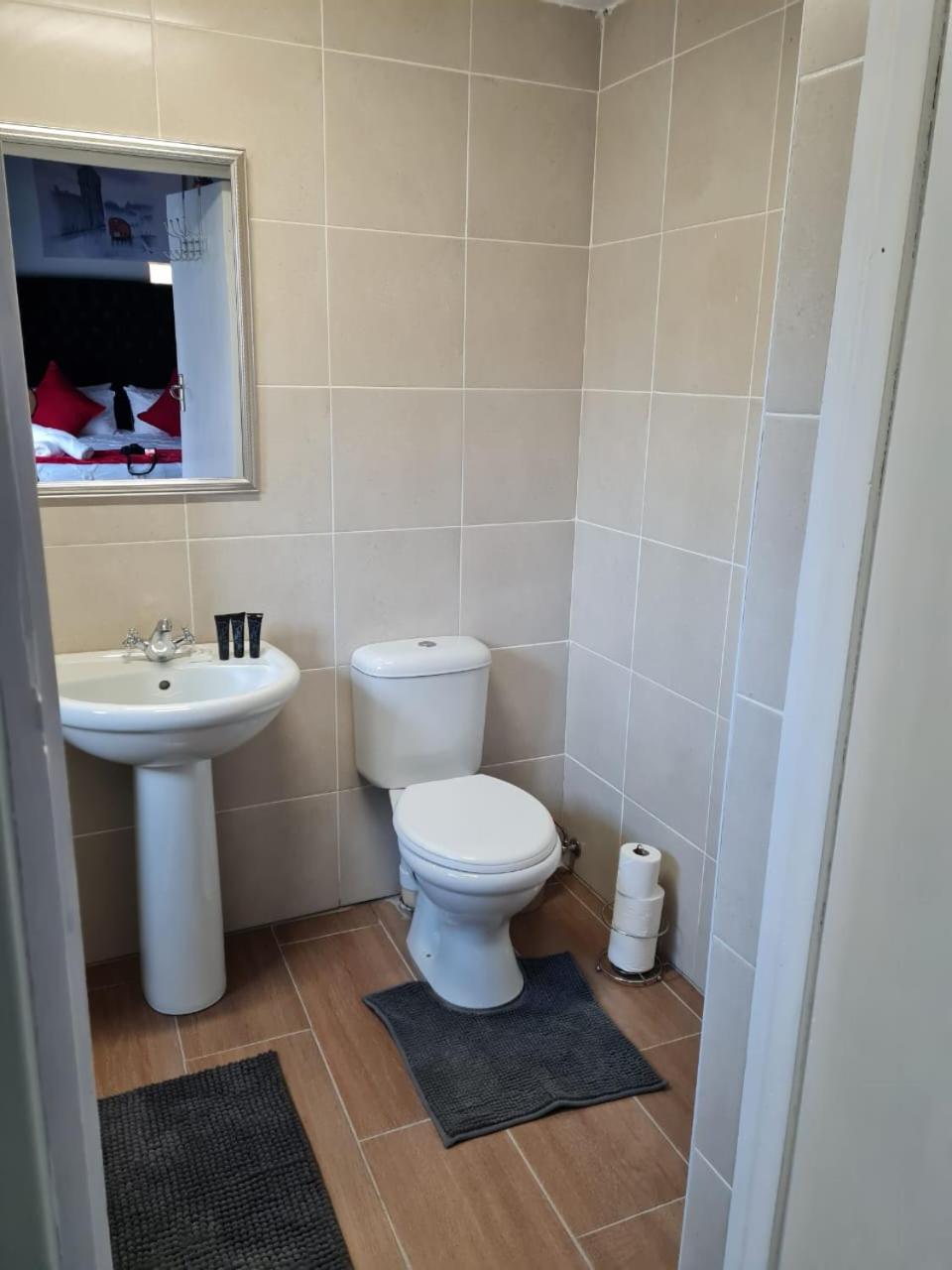 Deluxe Double Room with Shower - Photo 10