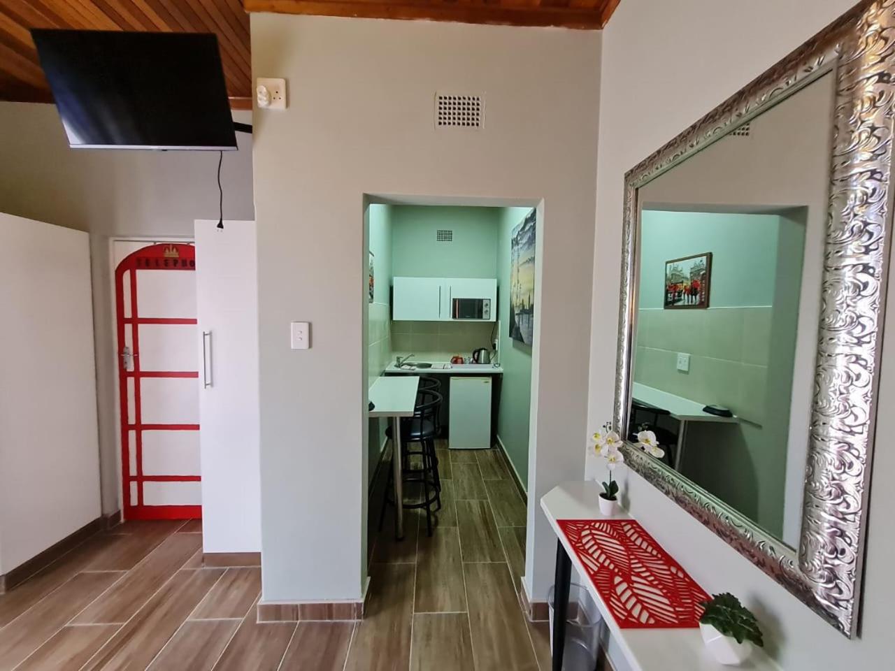Deluxe Double Room with Shower - Photo 8